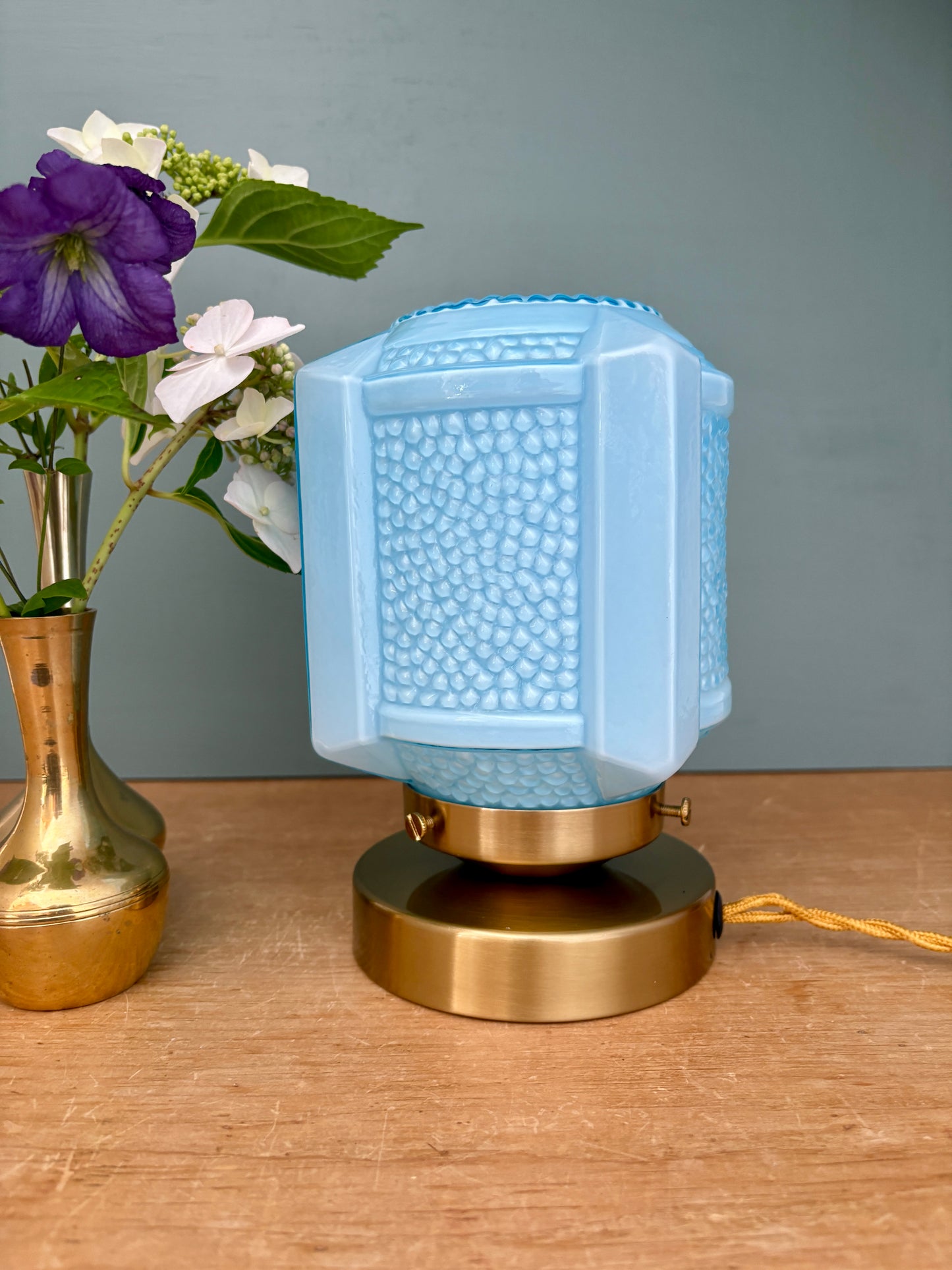 Lampe à poser globe vintage art déco en opaline bleue