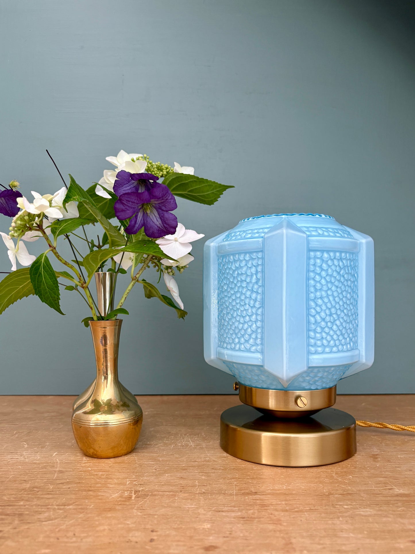 Lampe à poser globe vintage art déco en opaline bleue