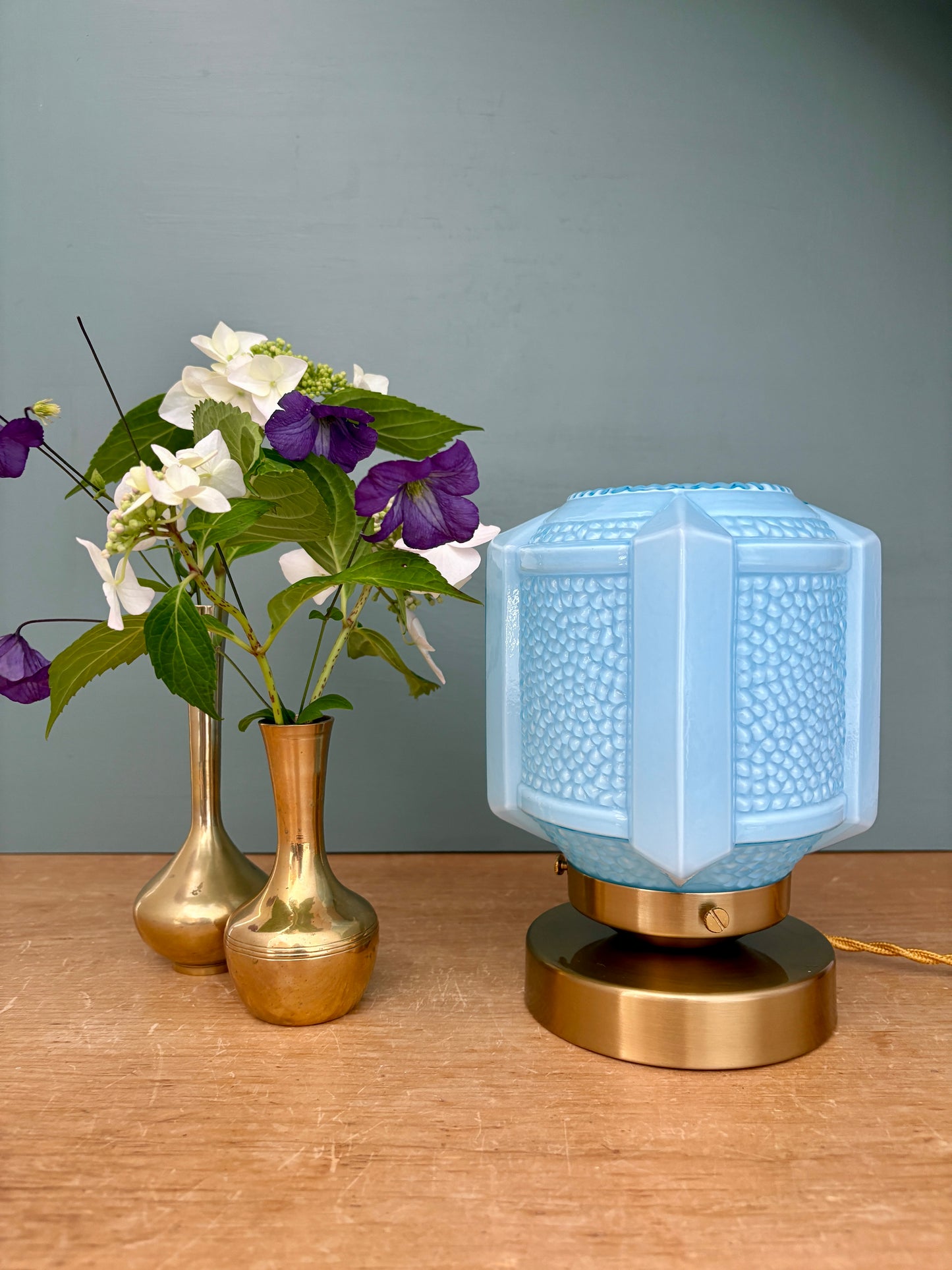 Lampe à poser globe vintage art déco en opaline bleue