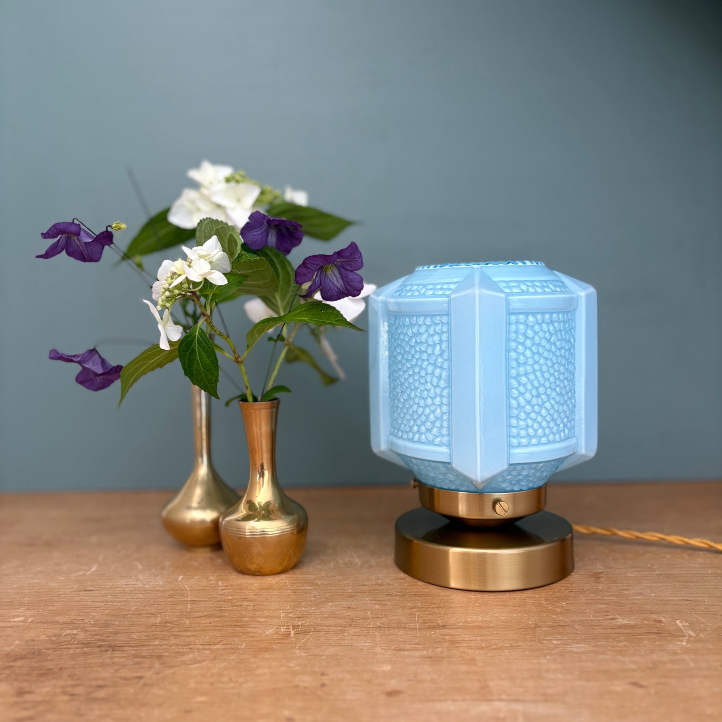 Lampe à poser globe vintage art déco en opaline bleue