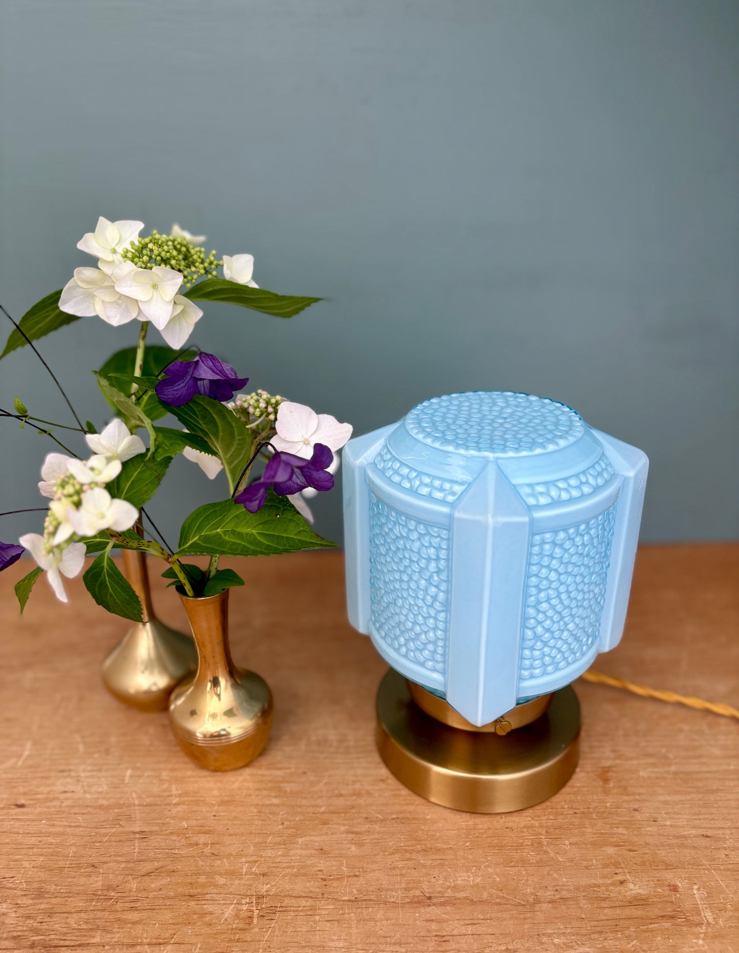 Lampe à poser globe vintage art déco en opaline bleue