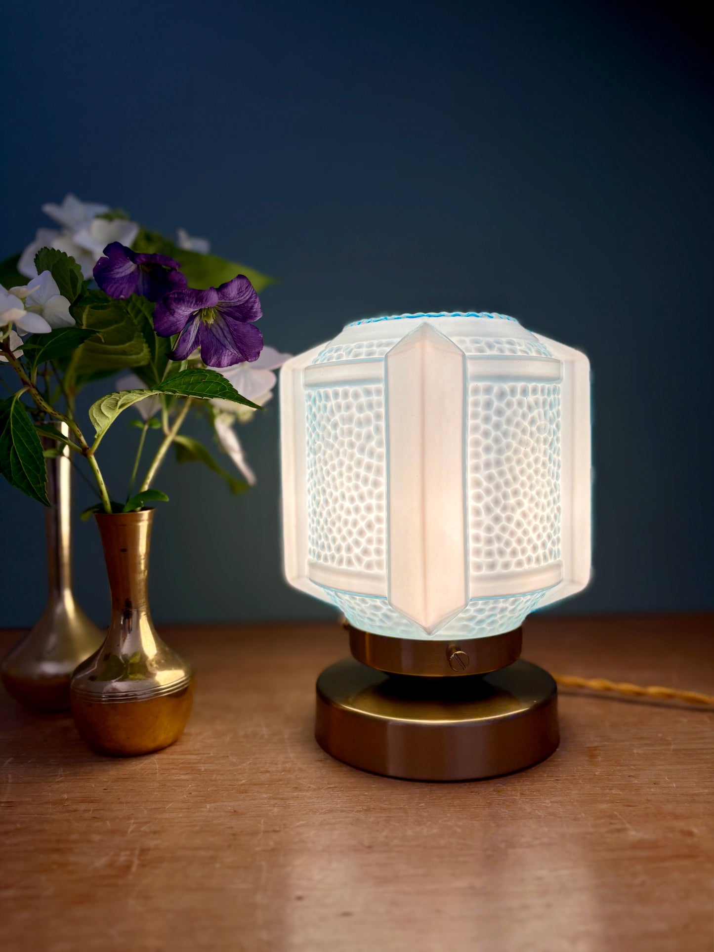 Lampe à poser globe vintage art déco en opaline bleue