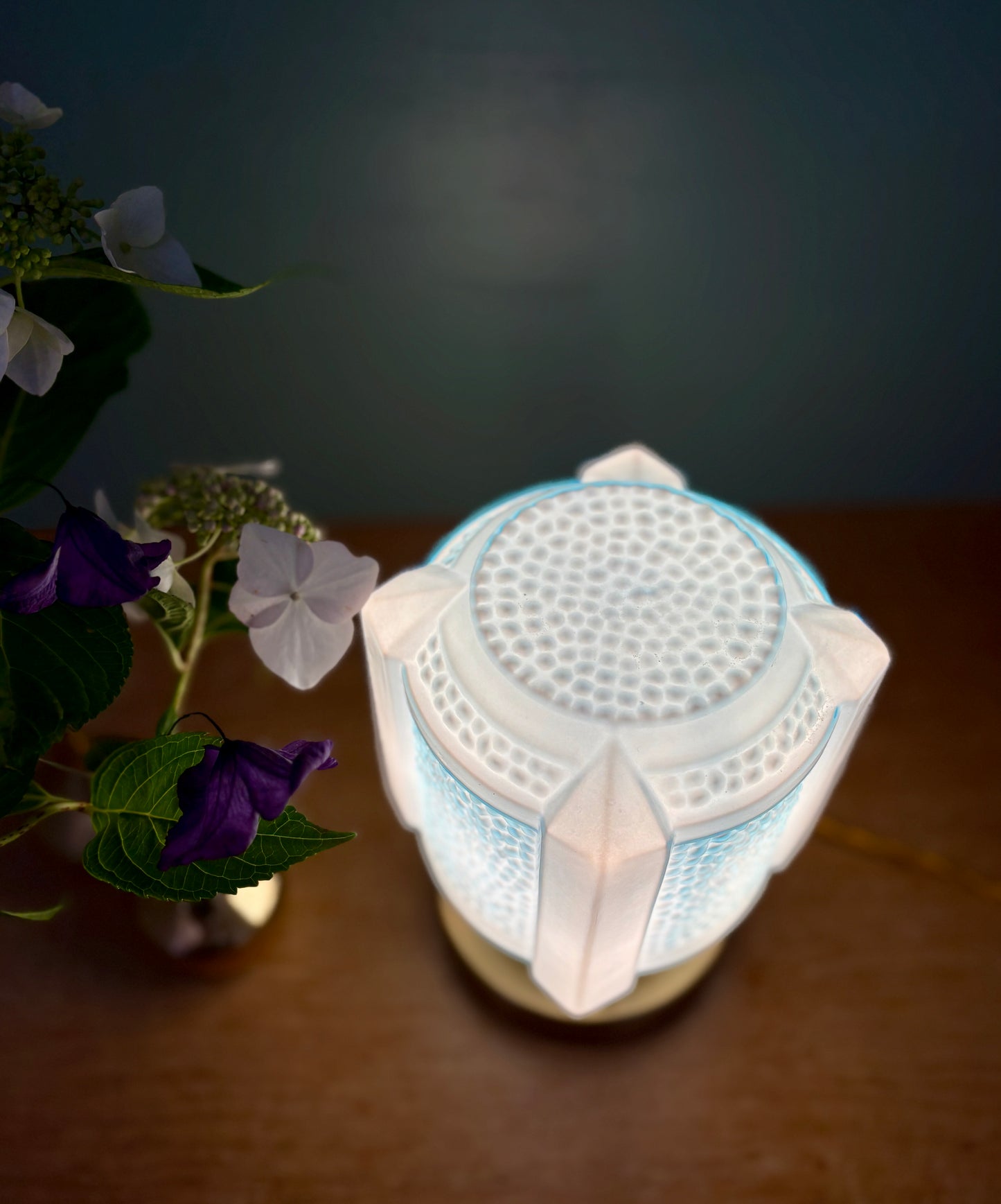 Lampe à poser globe vintage art déco en opaline bleue