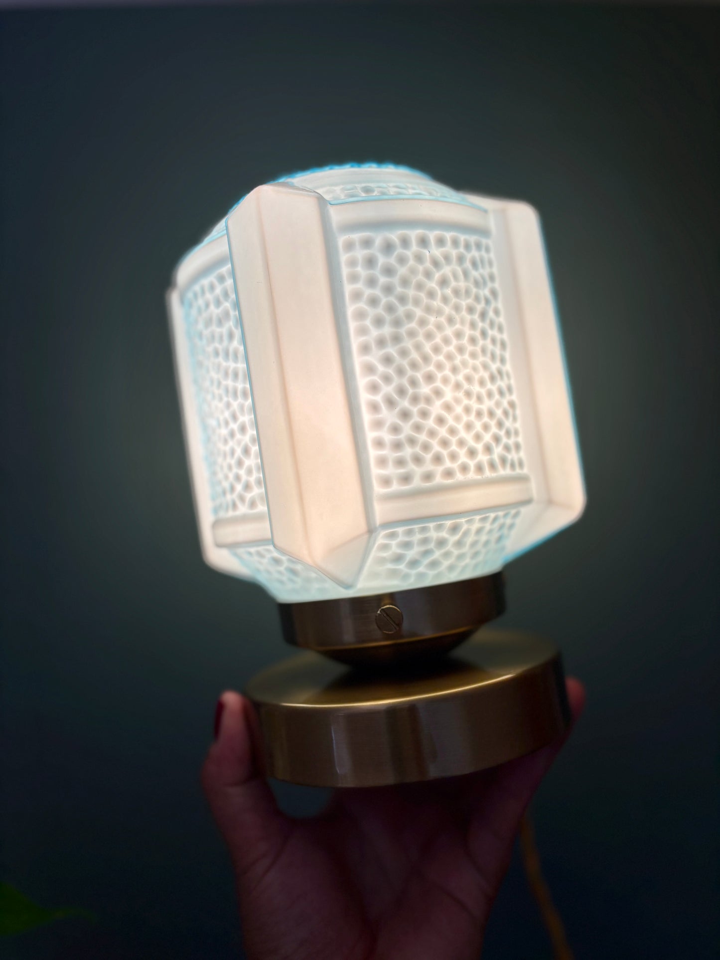 Lampe à poser globe vintage art déco en opaline bleue