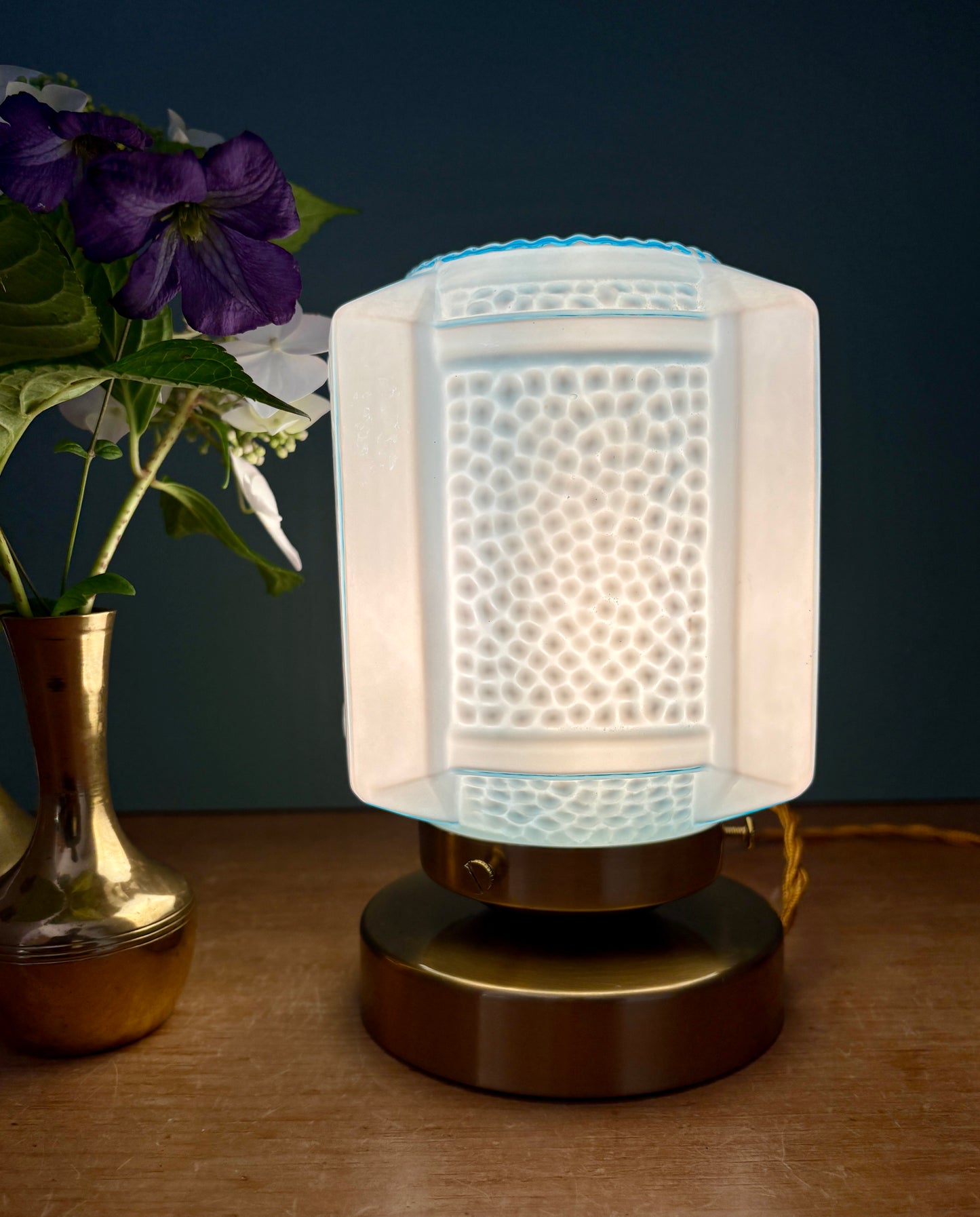 Lampe à poser globe vintage art déco en opaline bleue