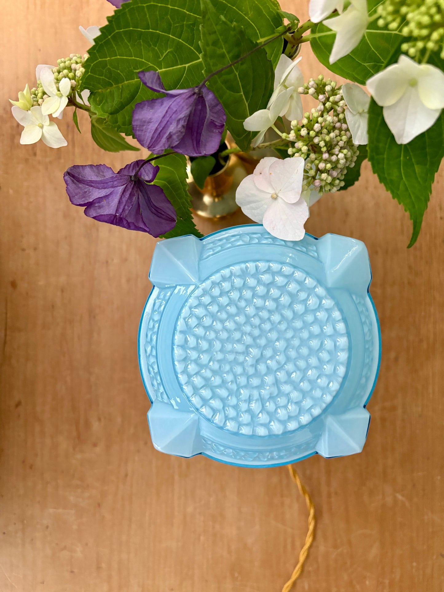 Lampe à poser globe vintage art déco en opaline bleue