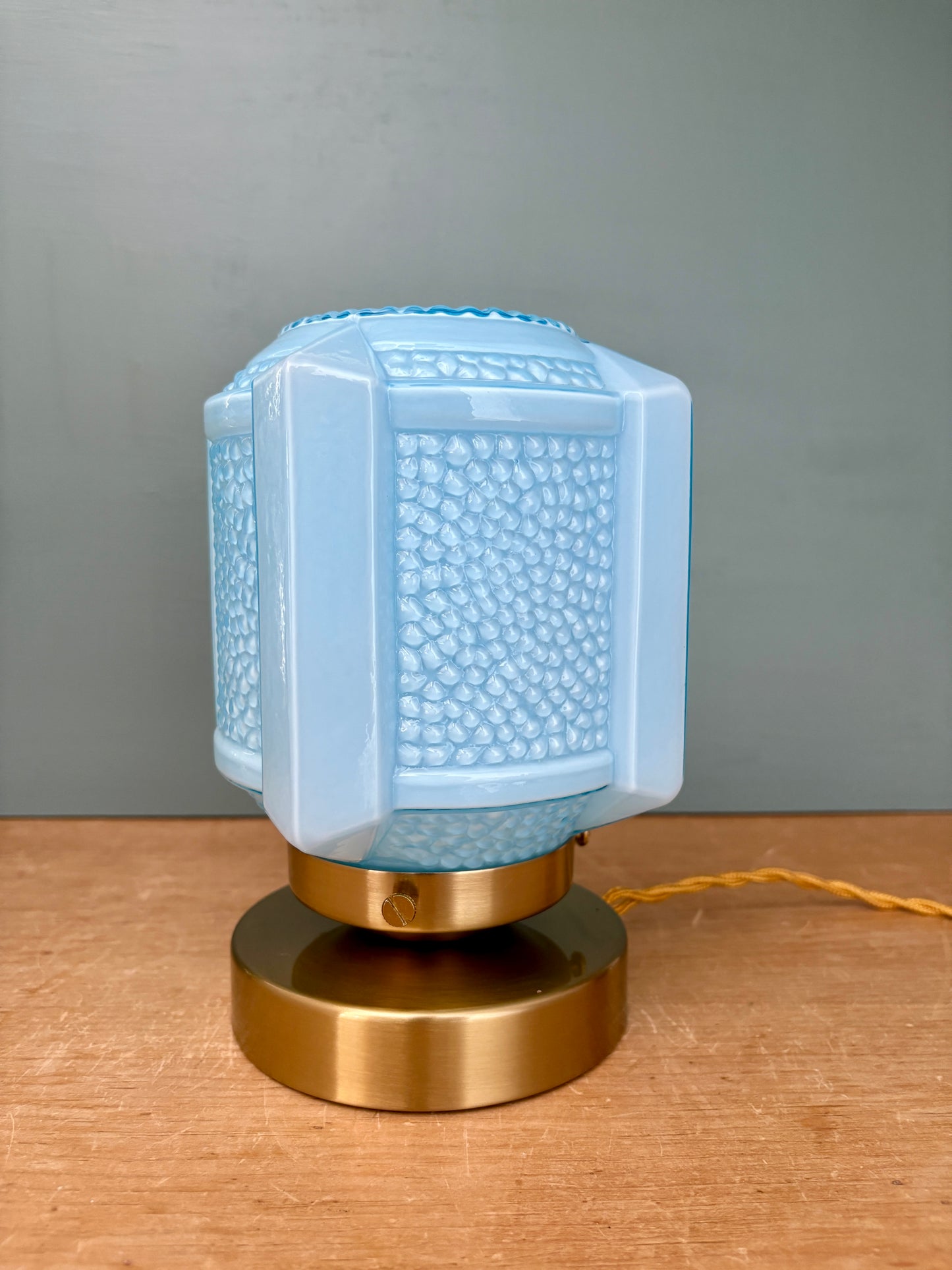 Lampe à poser globe vintage art déco en opaline bleue