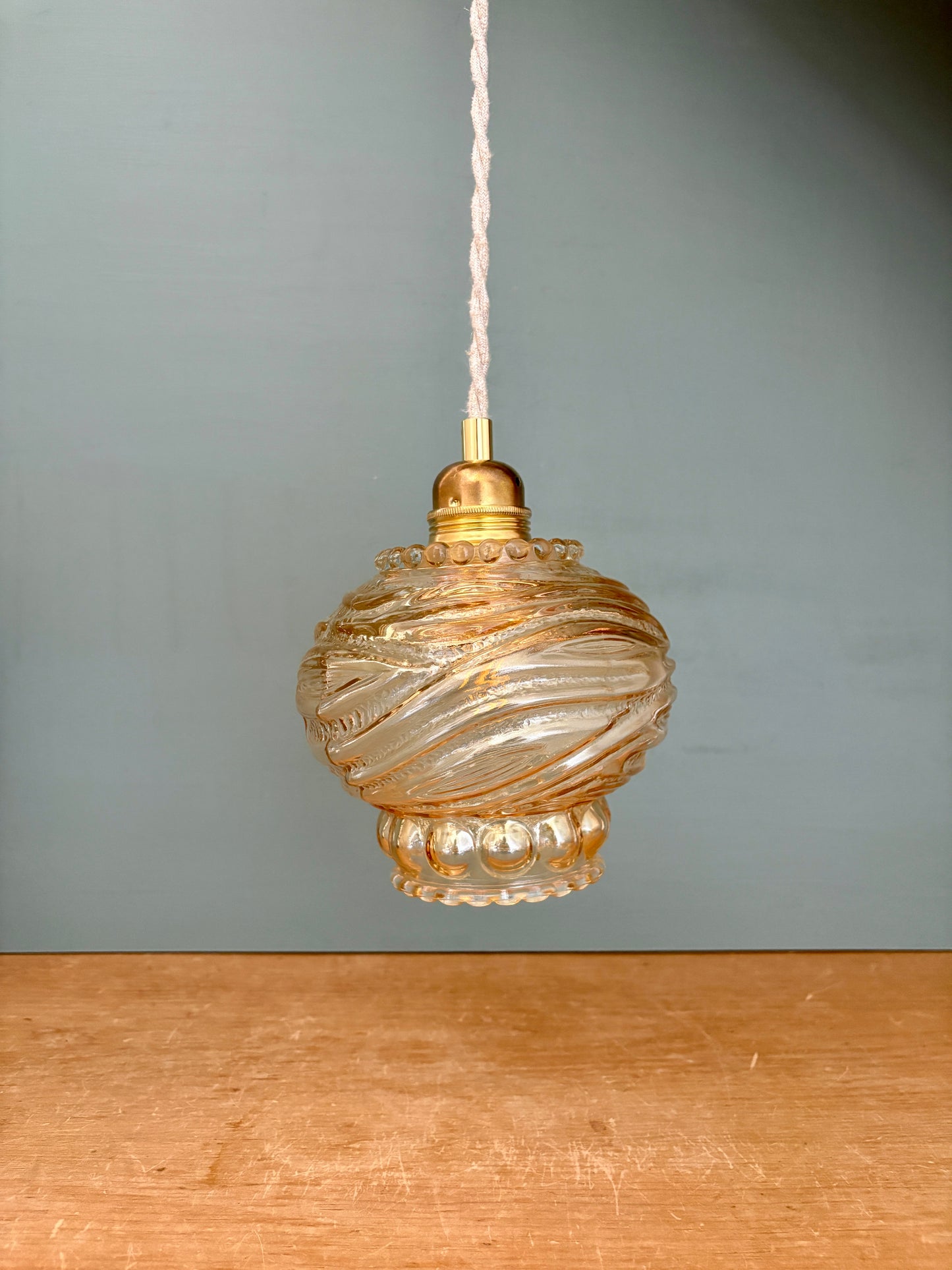 Suspension globe vintage en verre ambré (SP1)