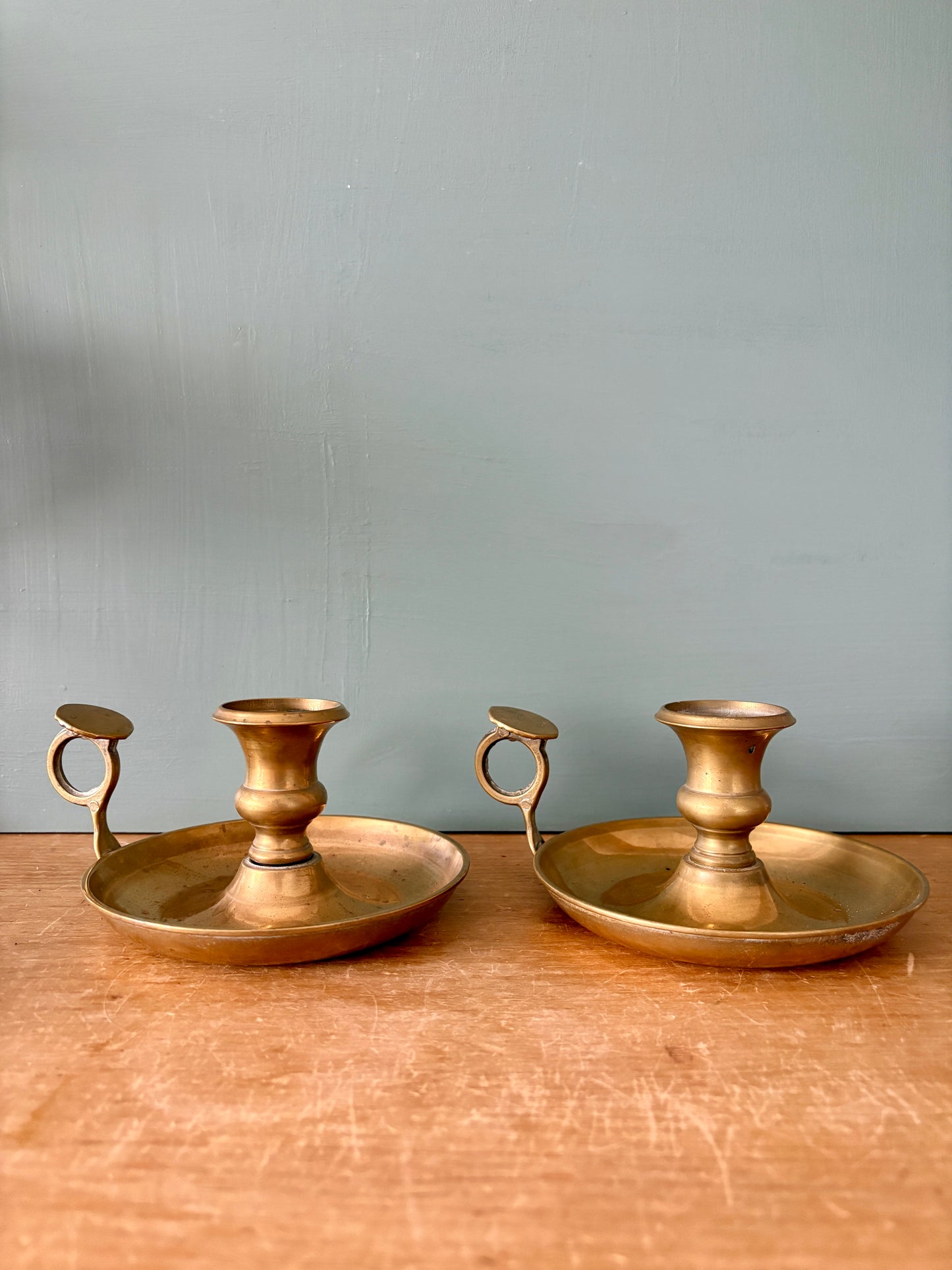 Lot de 2 bougeoirs anciens en laiton (CL1)