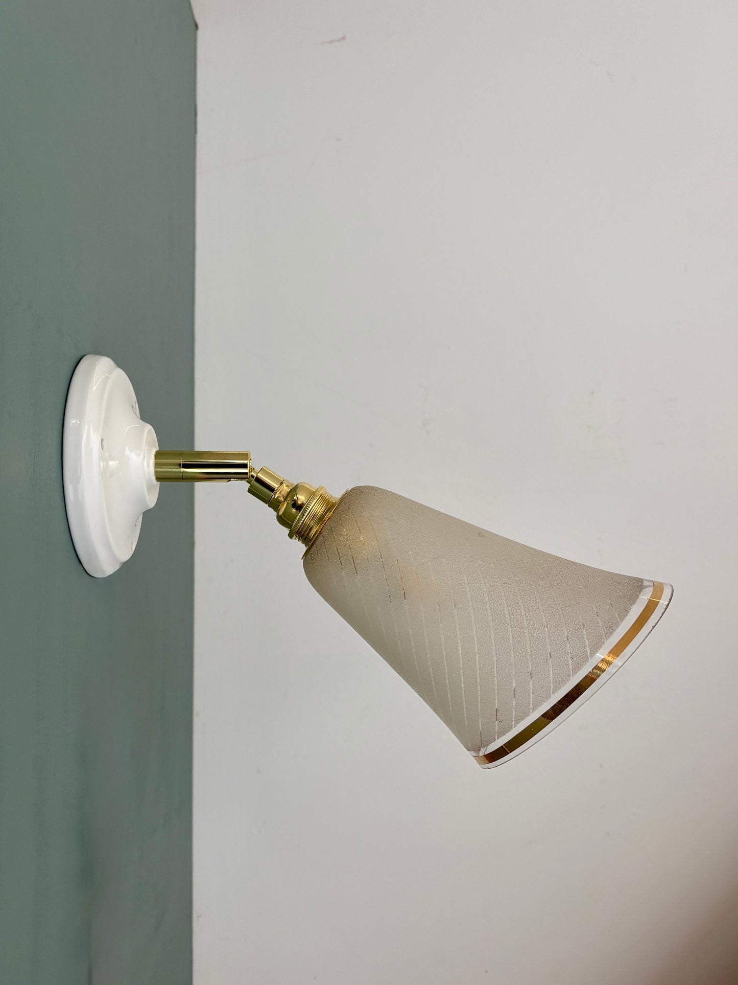 Applique tulipe vintage en verre granité blanc et doré