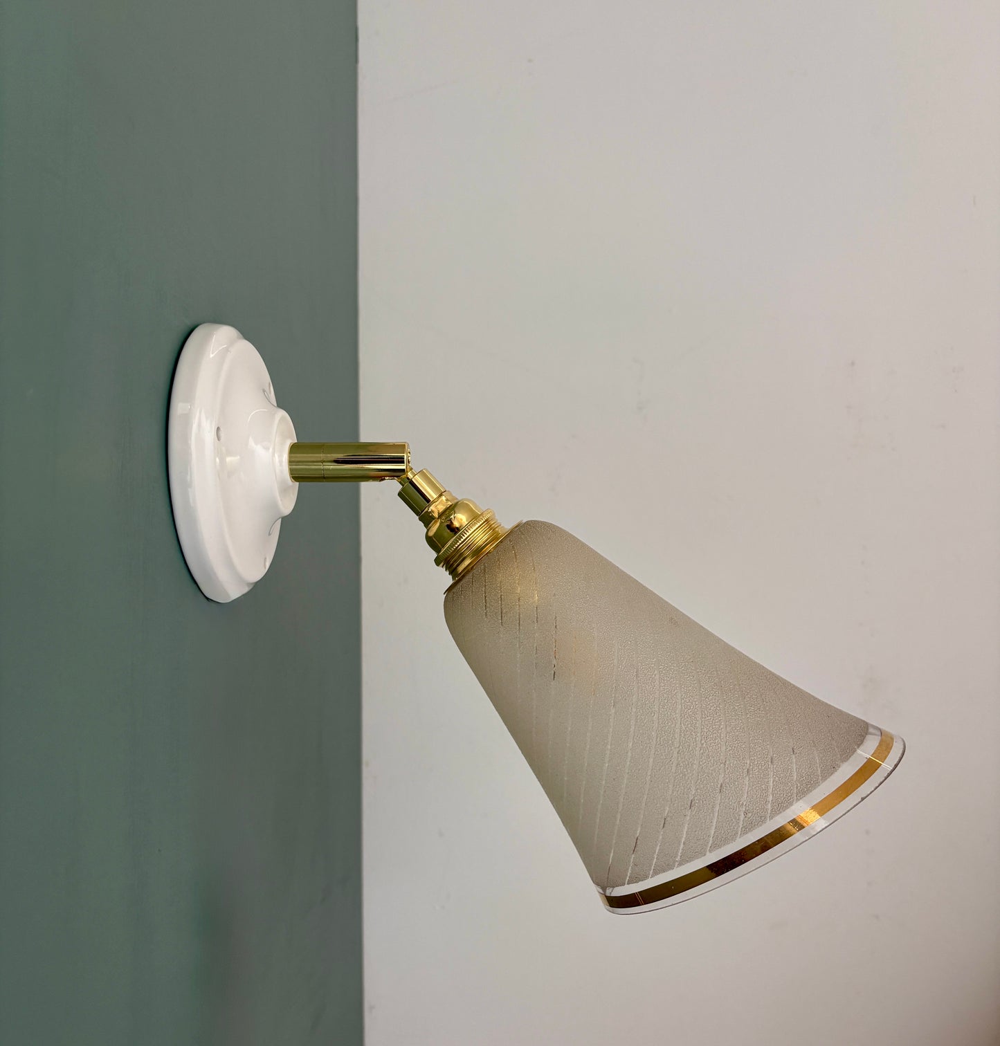 Applique tulipe vintage en verre granité blanc et doré