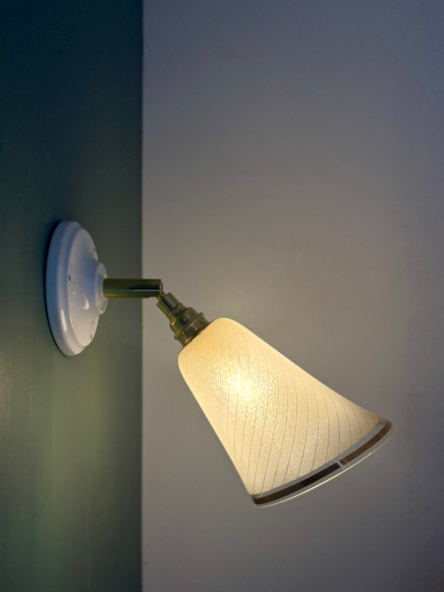 Applique tulipe vintage en verre granité blanc et doré