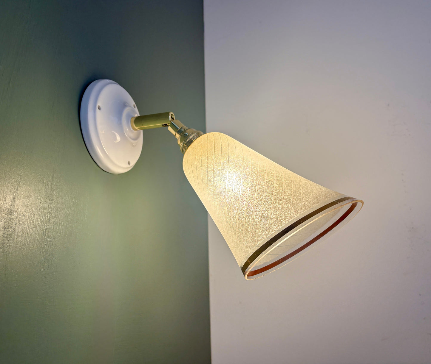 Applique tulipe vintage en verre granité blanc et doré