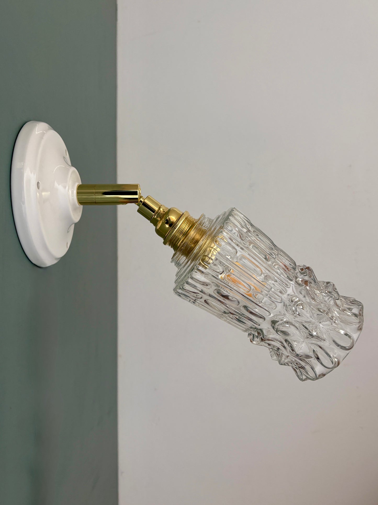 Applique tulipe vintage en verre pointe moulé transparent