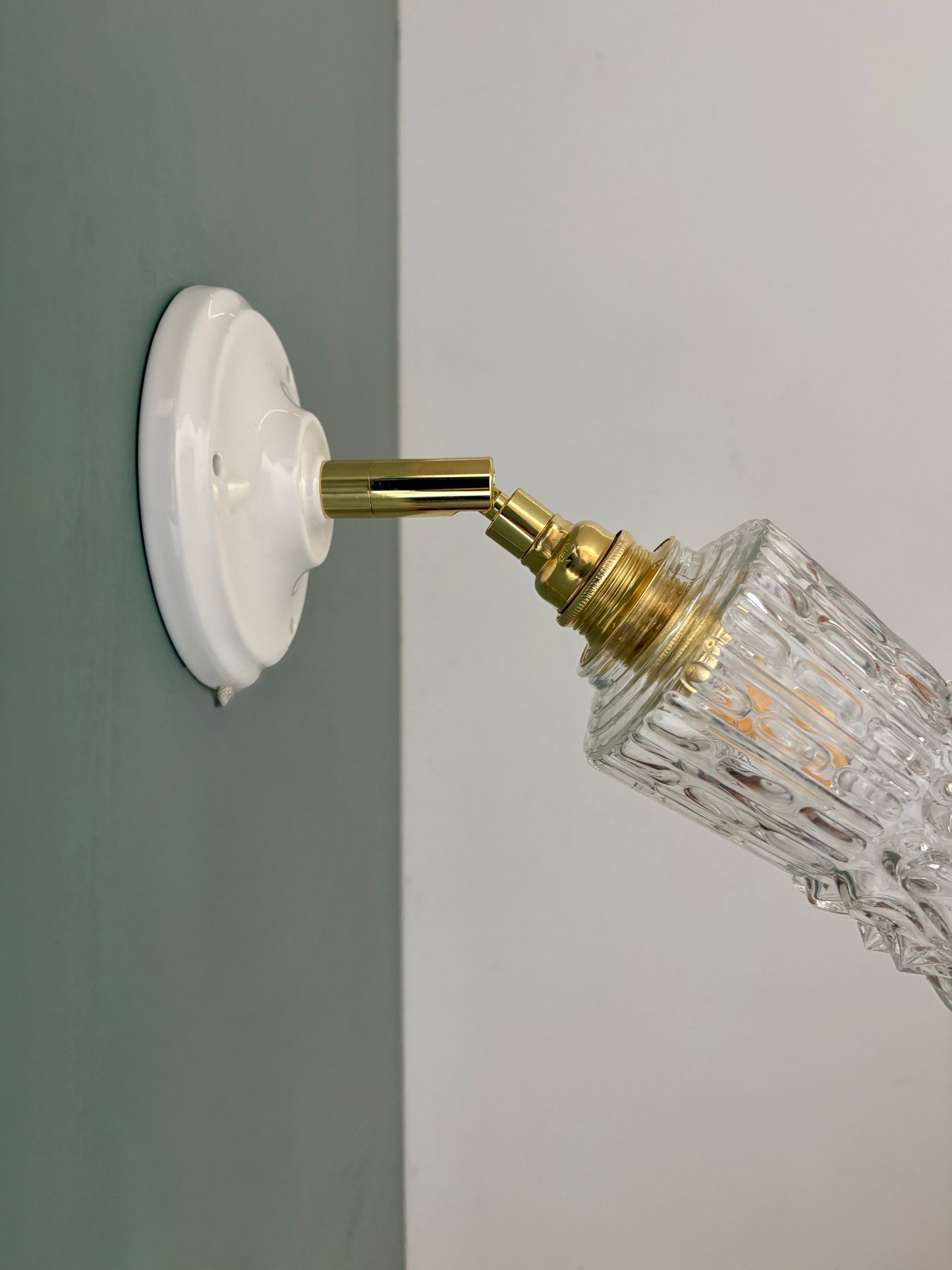 Applique tulipe vintage en verre pointe moulé transparent