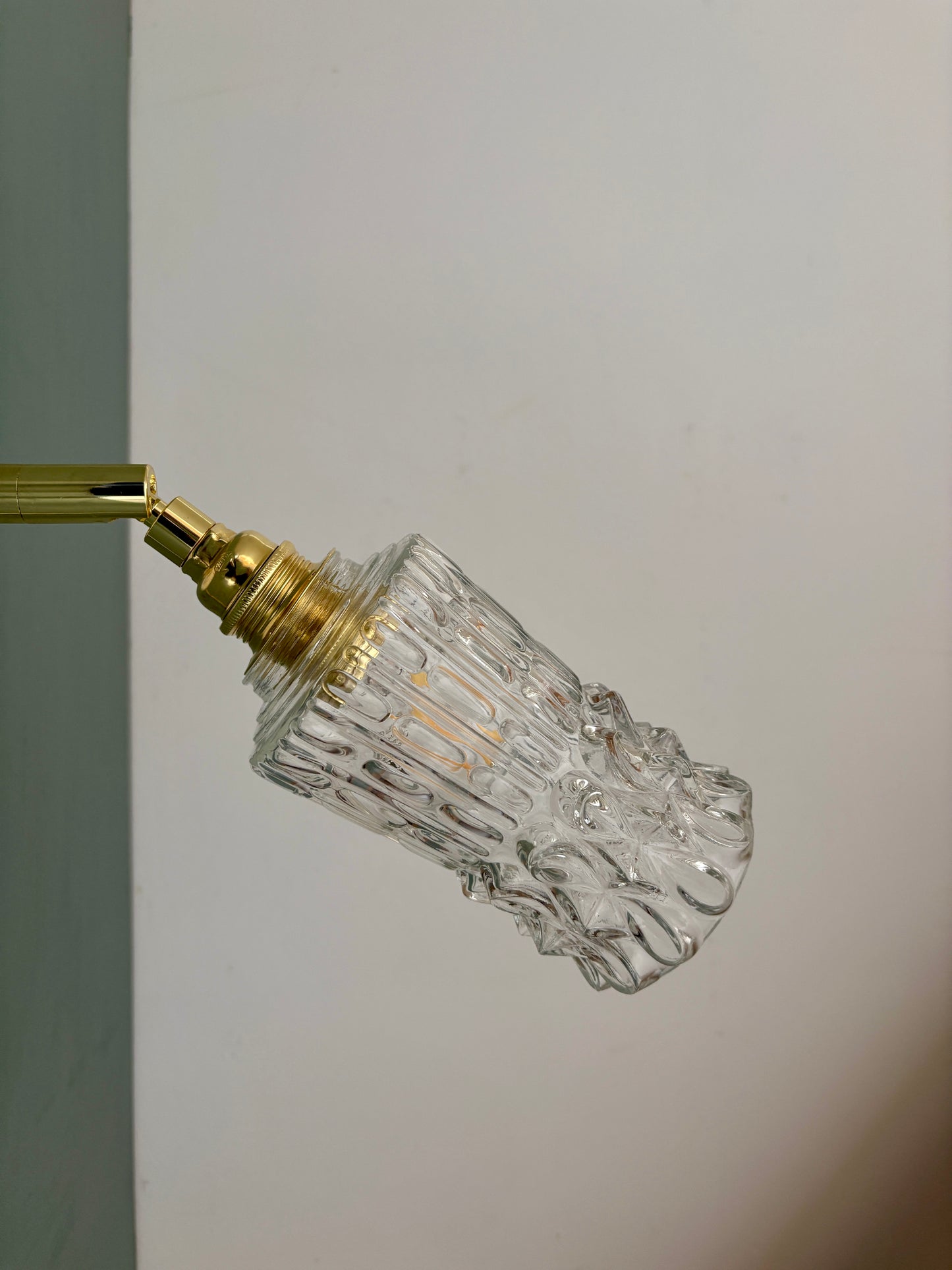 Applique tulipe vintage en verre pointe moulé transparent