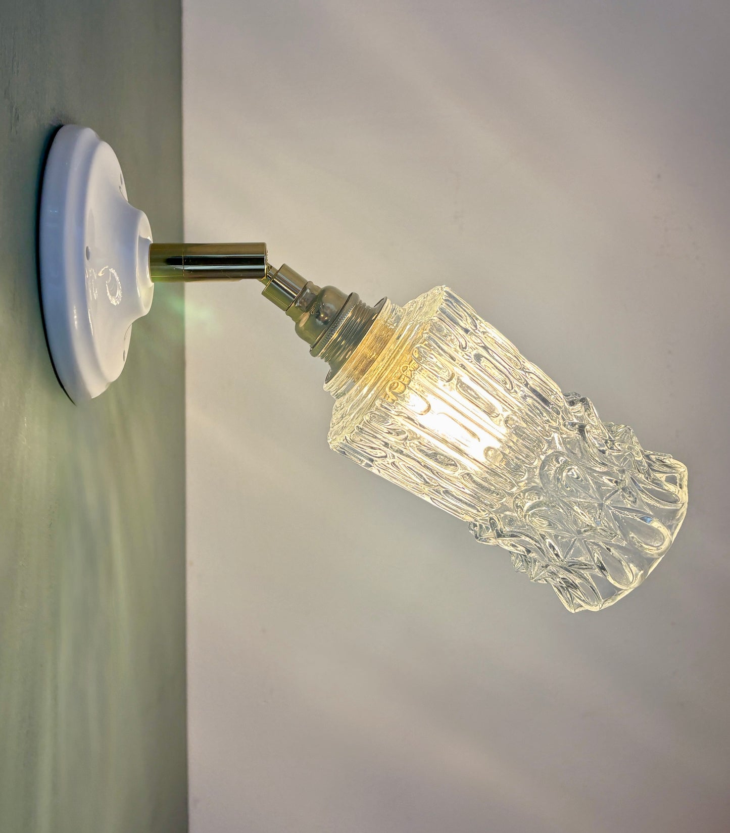 Applique tulipe vintage en verre pointe moulé transparent