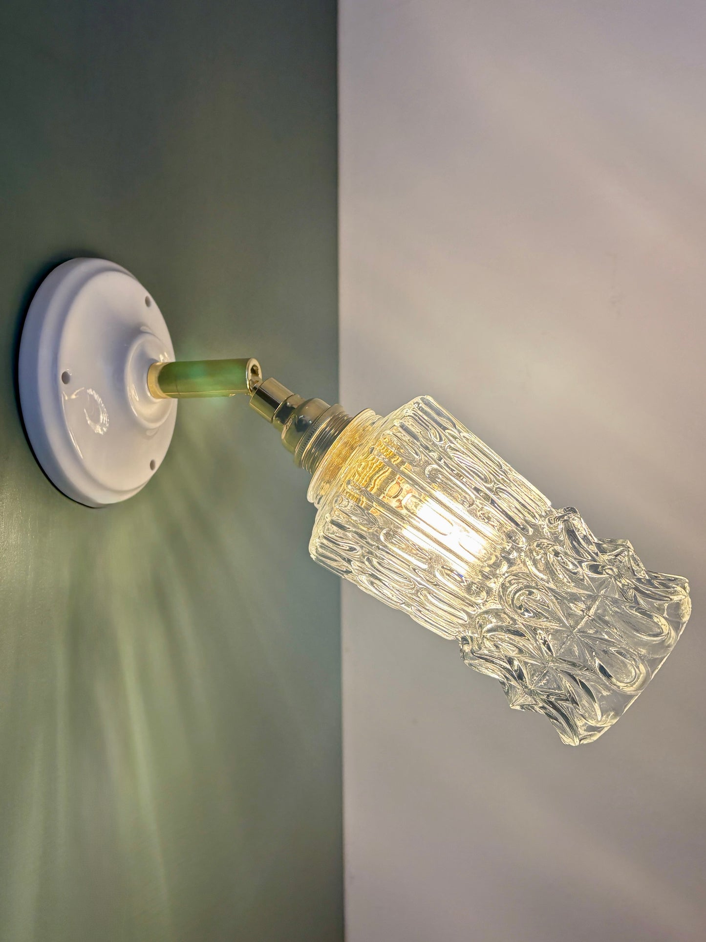 Applique tulipe vintage en verre pointe moulé transparent