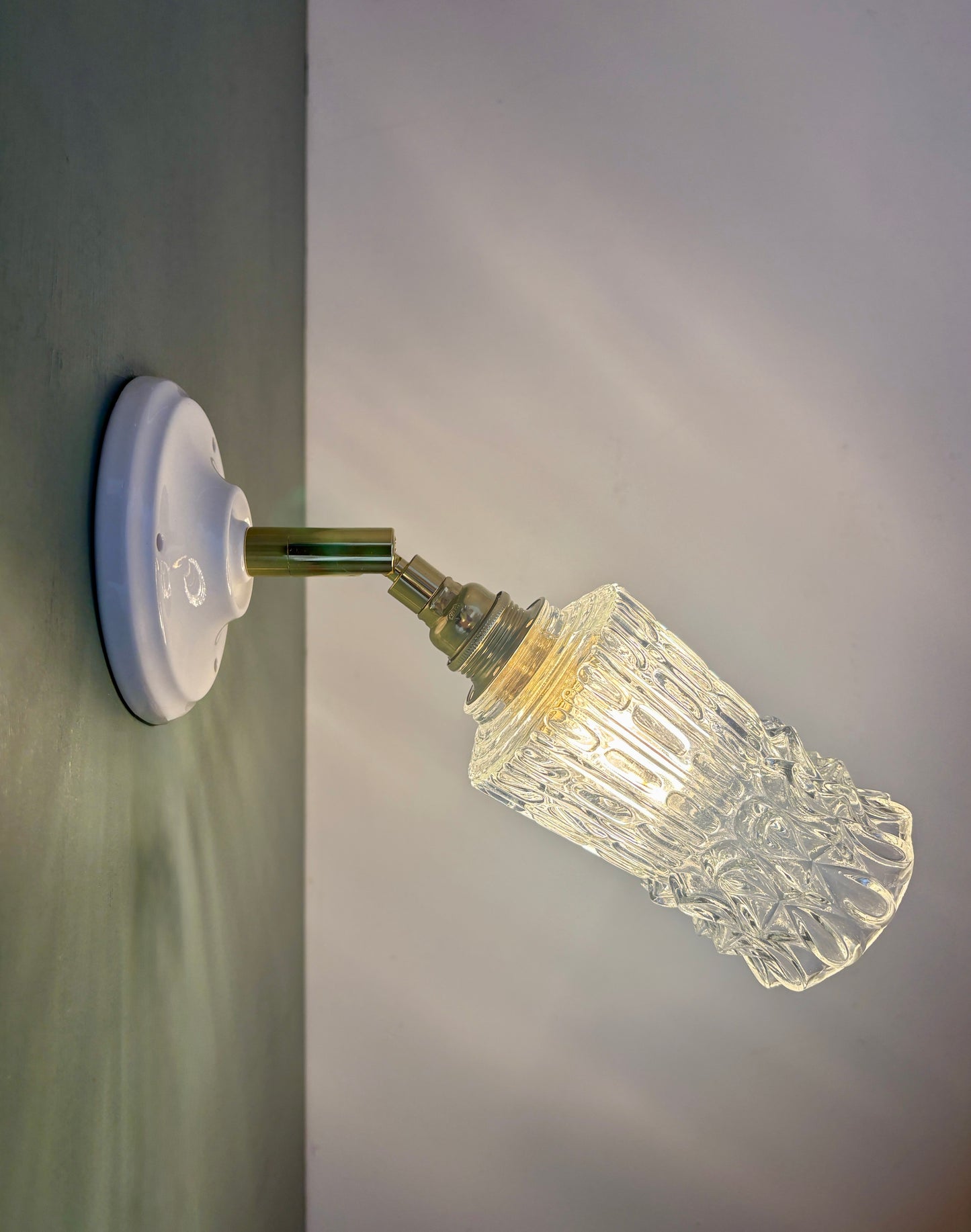 Applique tulipe vintage en verre pointe moulé transparent