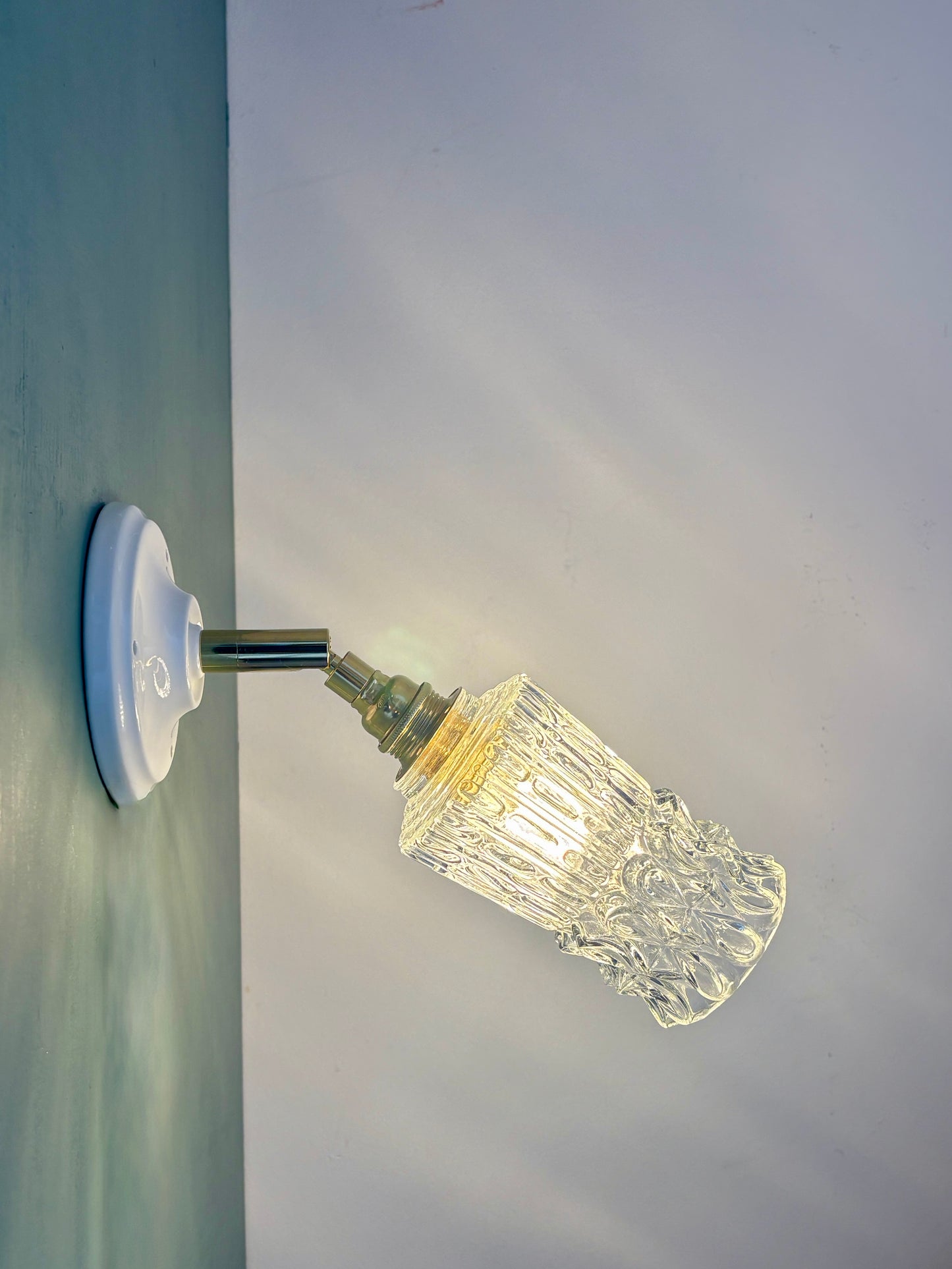 Applique tulipe vintage en verre pointe moulé transparent