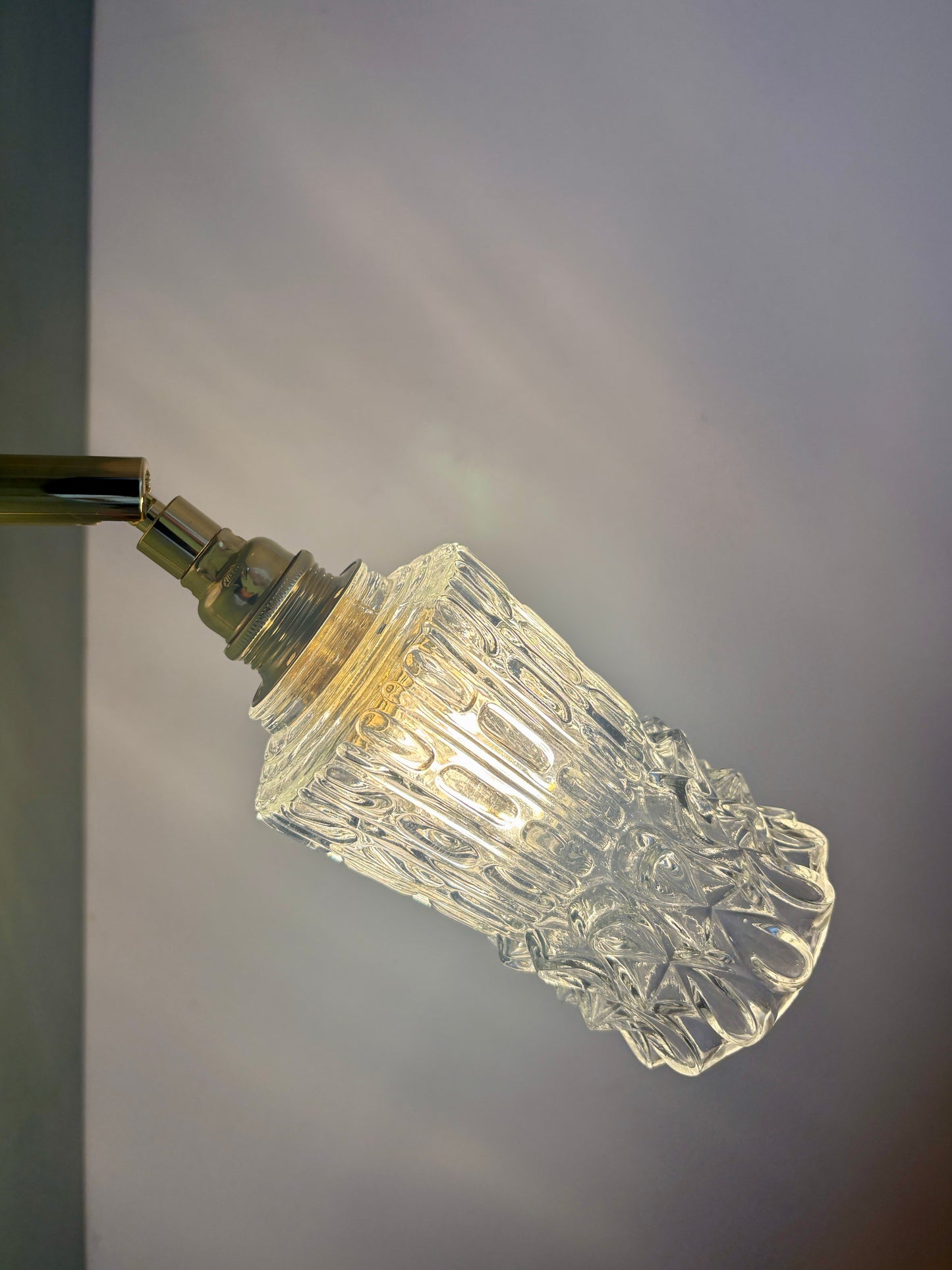 Applique tulipe vintage en verre pointe moulé transparent