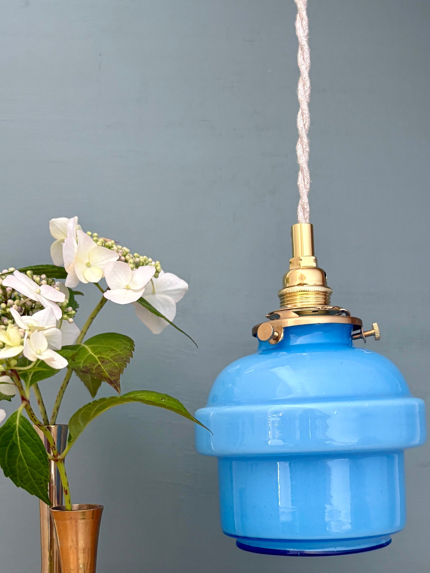 Suspension globe vintage en opaline bleue