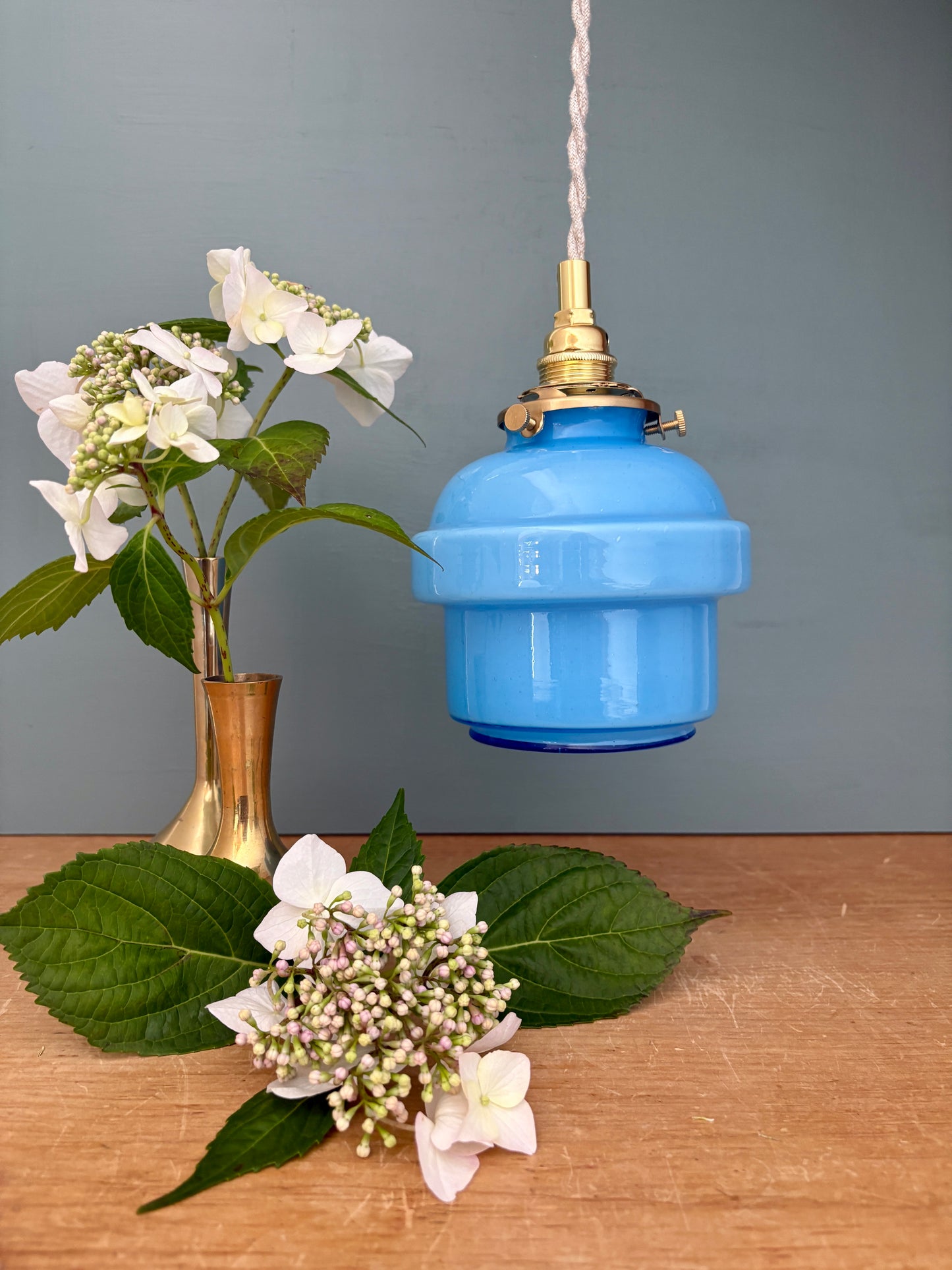 Suspension globe vintage en opaline bleue