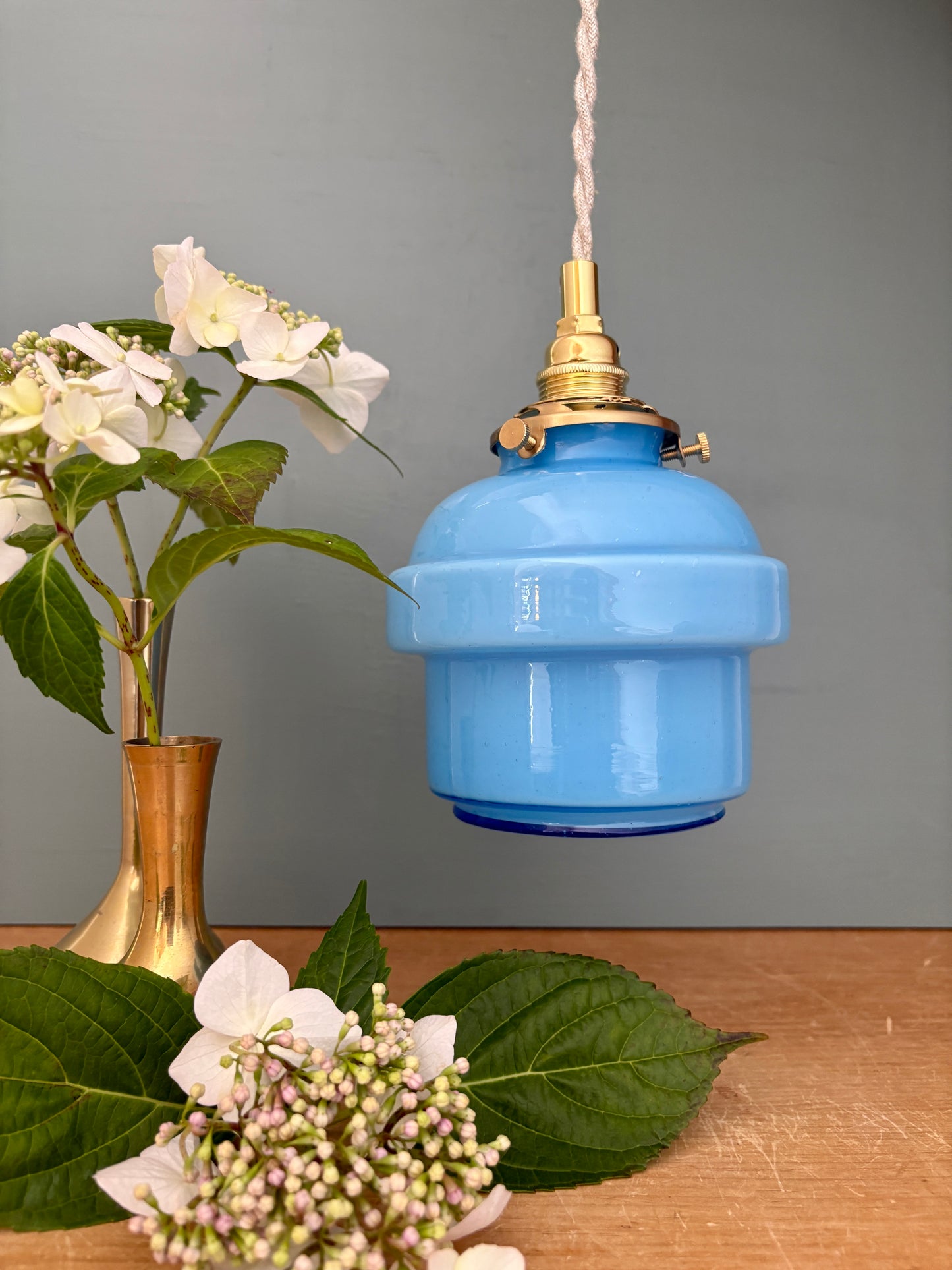 Suspension globe vintage en opaline bleue