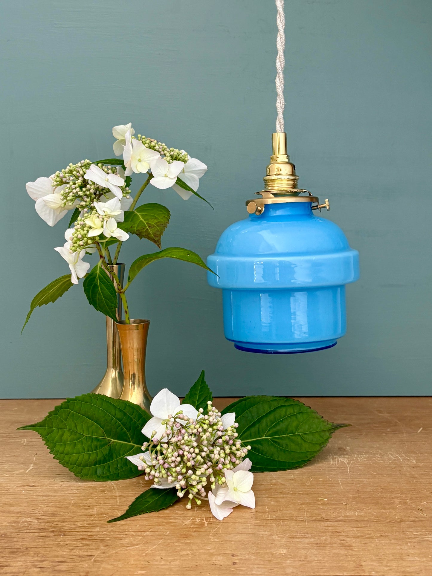 Suspension globe vintage en opaline bleue
