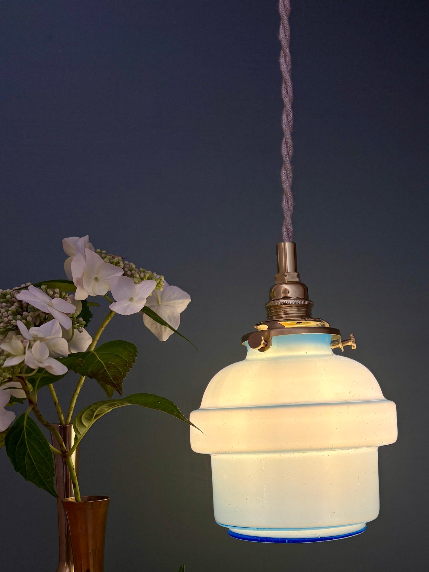 Suspension globe vintage en opaline bleue