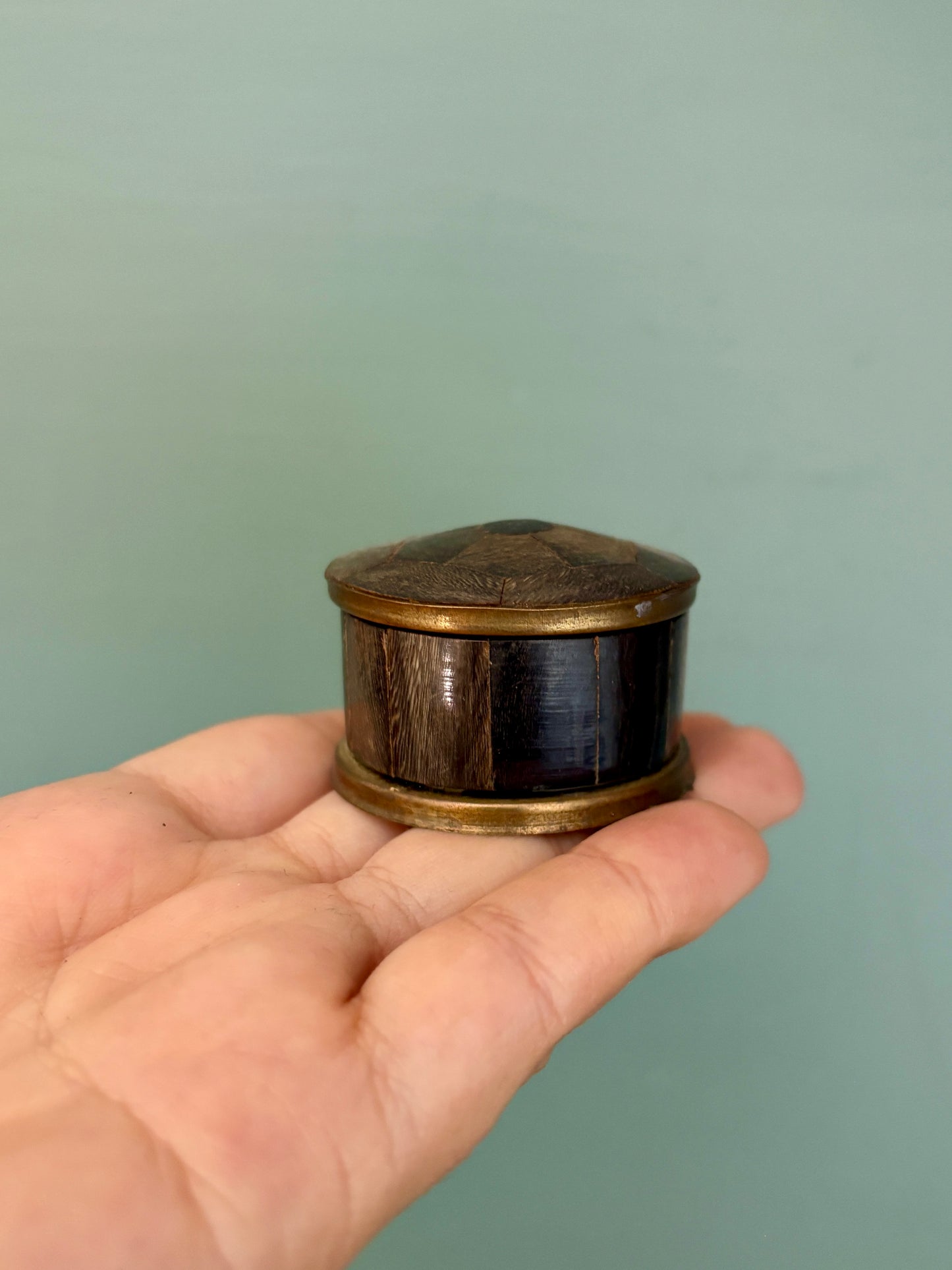Lot de 7 boîtes anciennes en nacre, laiton et bois