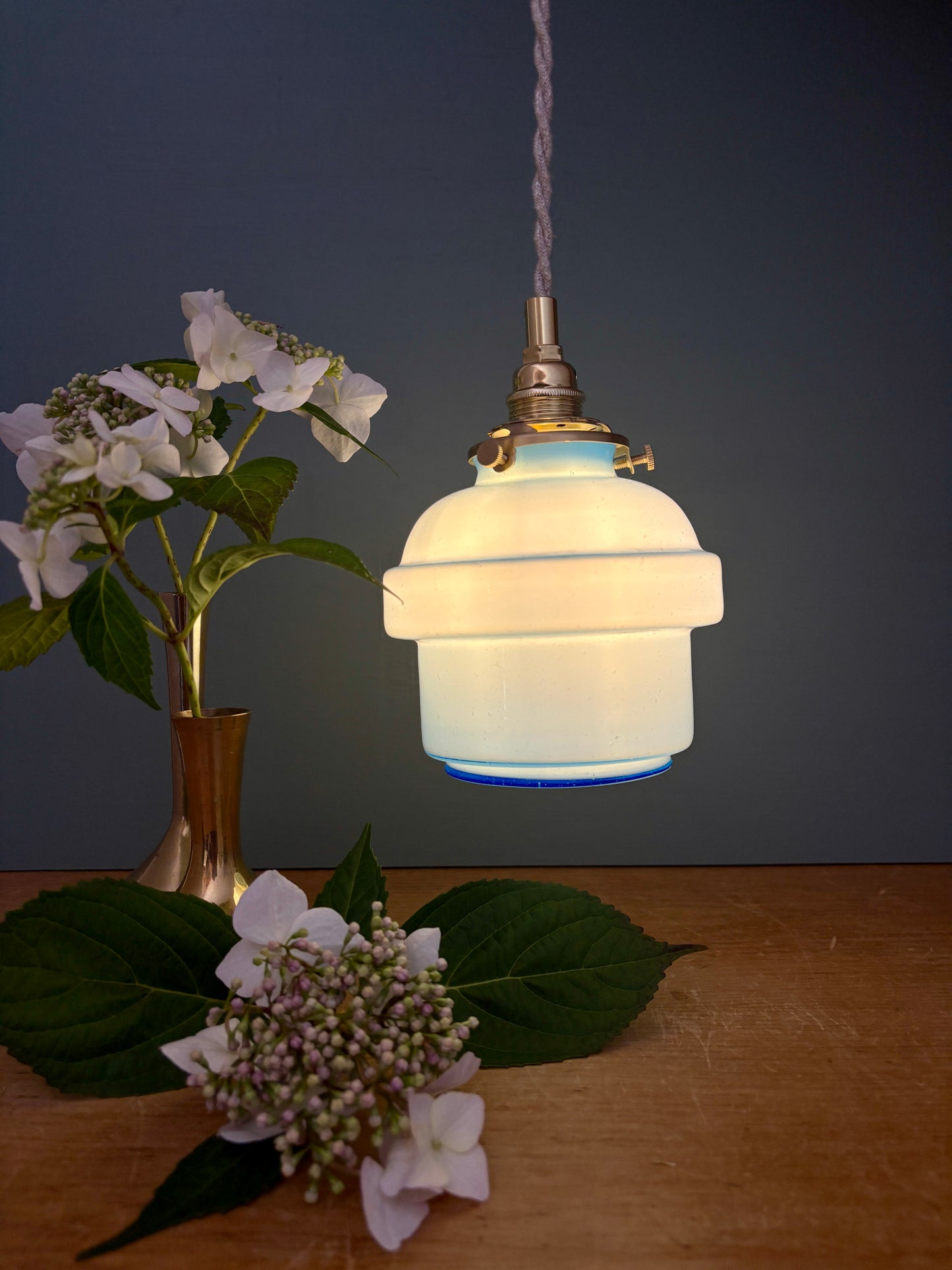 Suspension globe vintage en opaline bleue