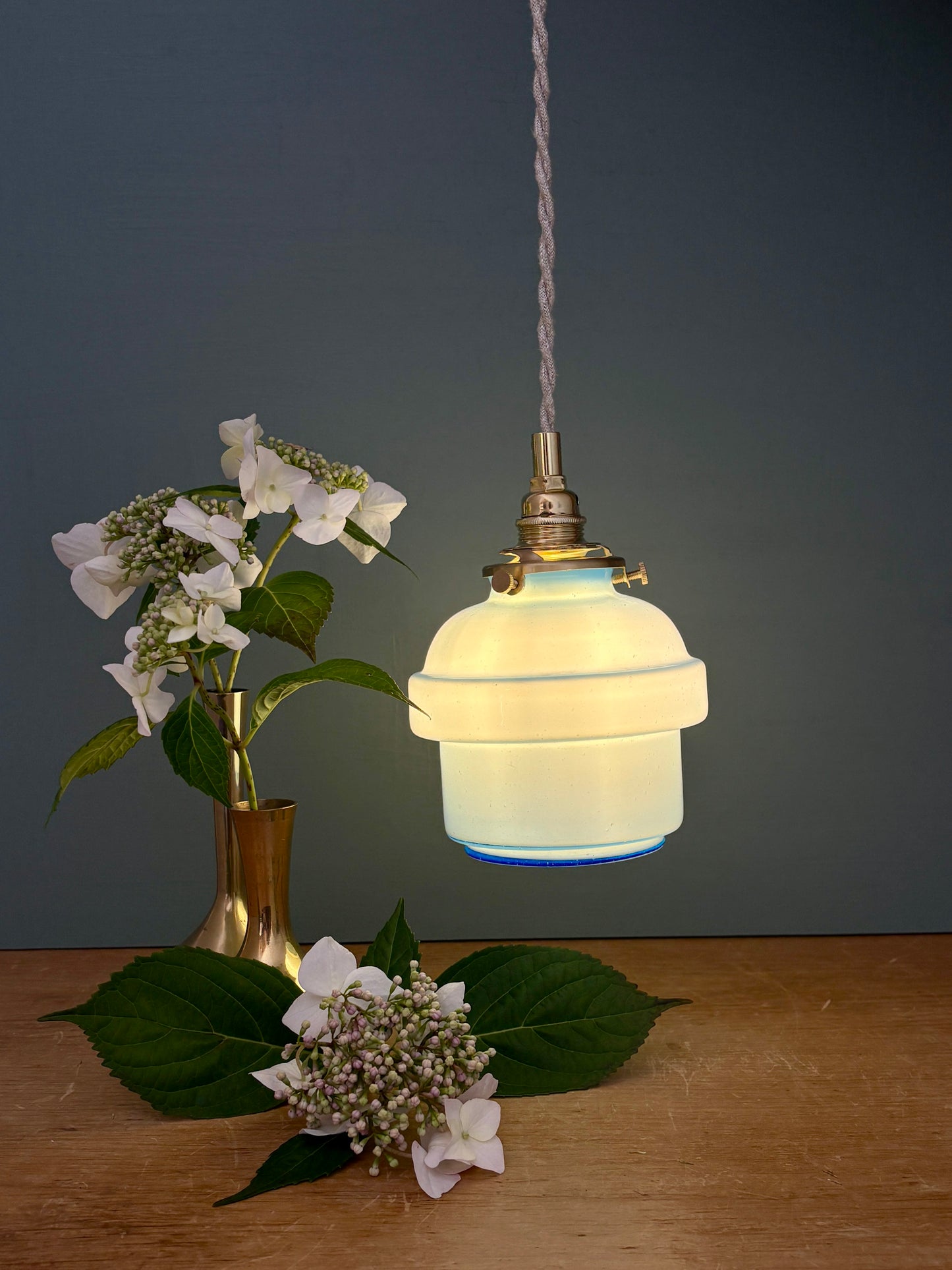 Suspension globe vintage en opaline bleue