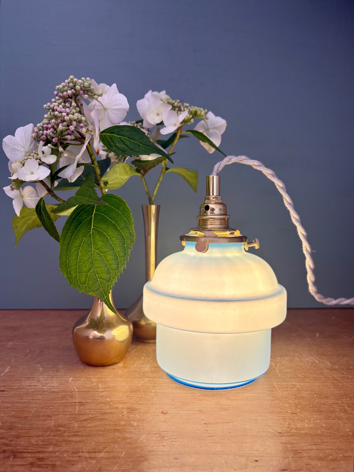 Suspension globe vintage en opaline bleue