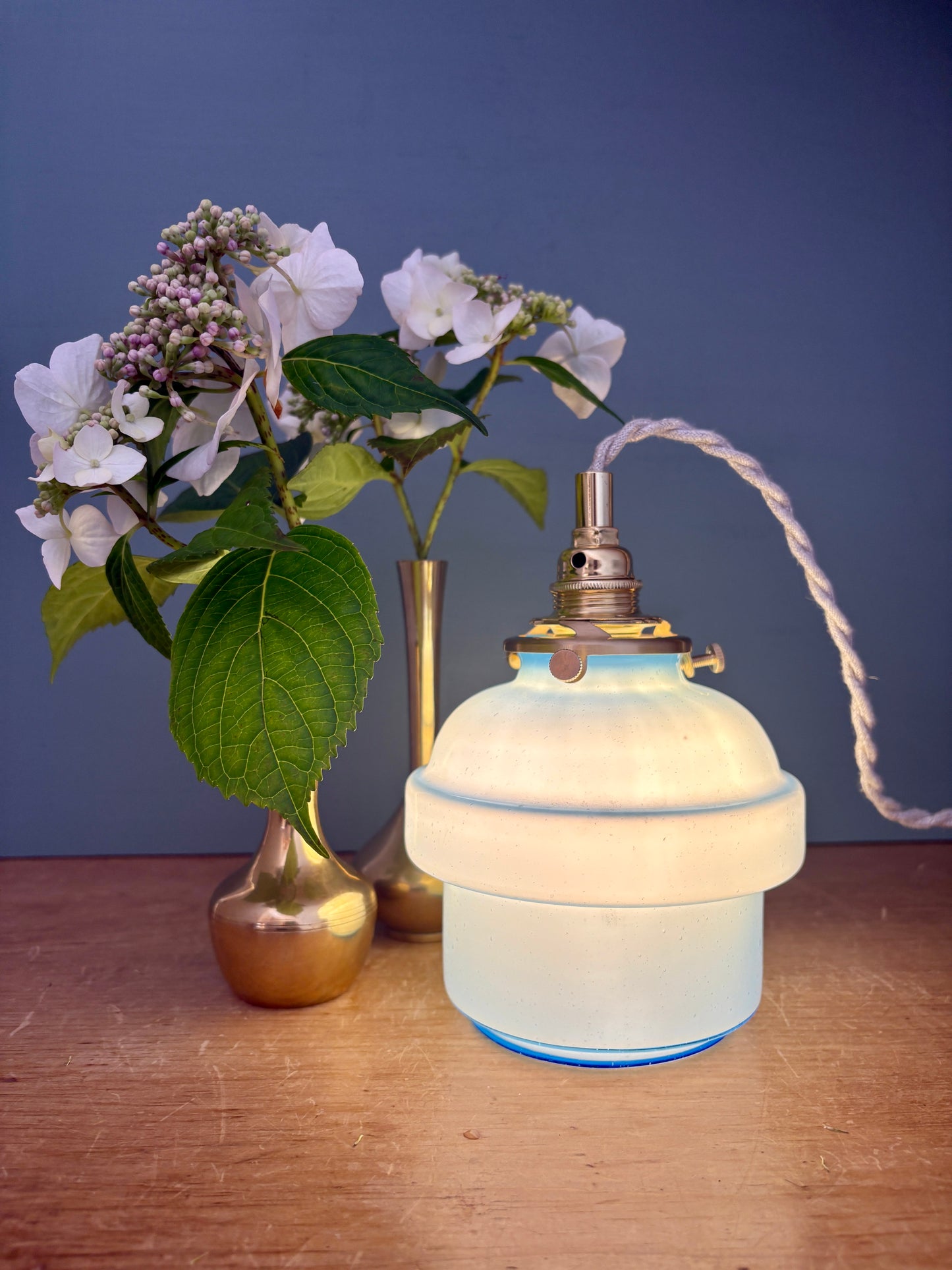 Suspension globe vintage en opaline bleue