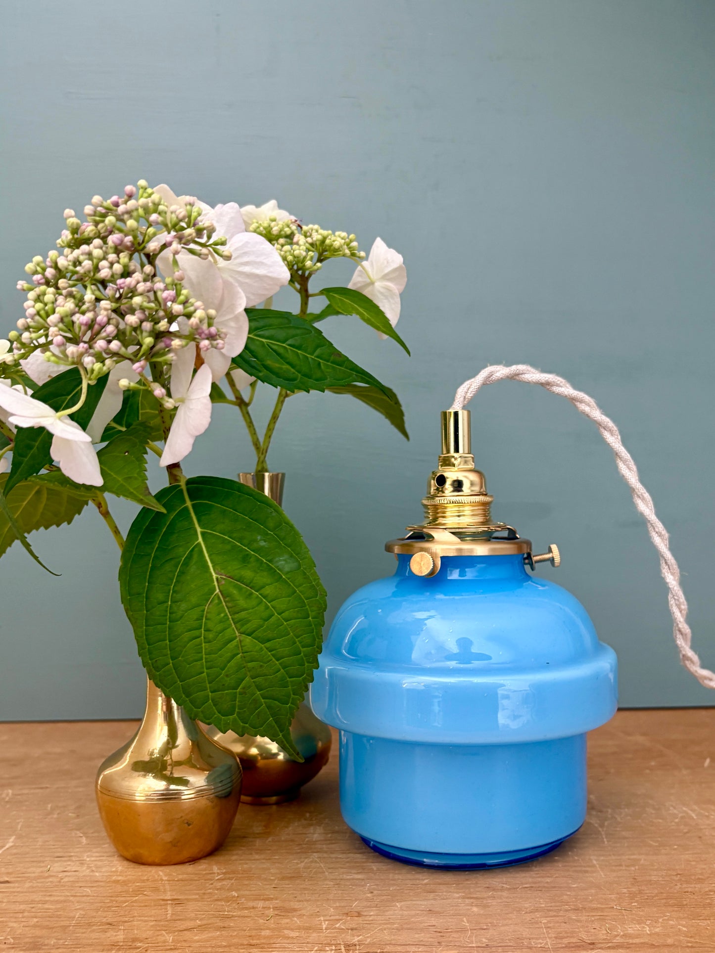 Suspension globe vintage en opaline bleue