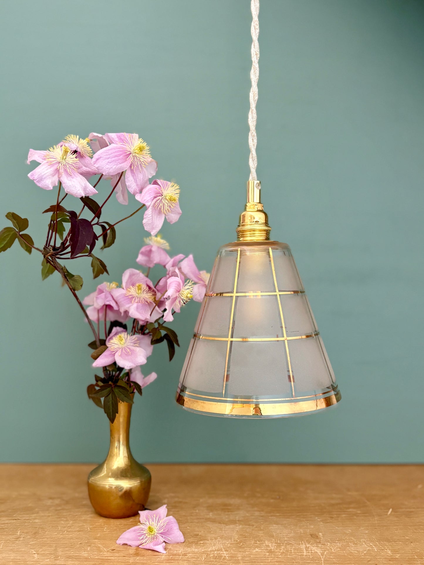 Suspension tulipe vintage en verre blanc et or