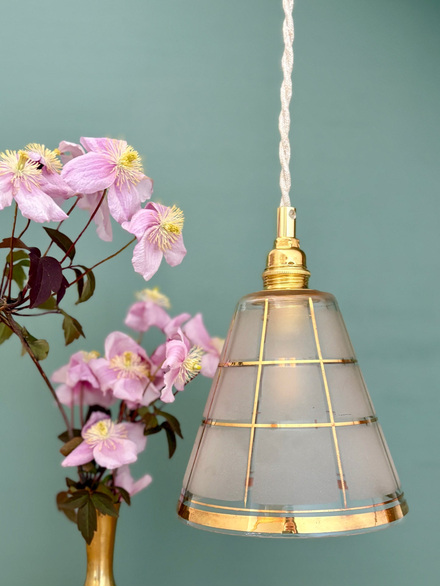 Suspension tulipe vintage en verre blanc et or