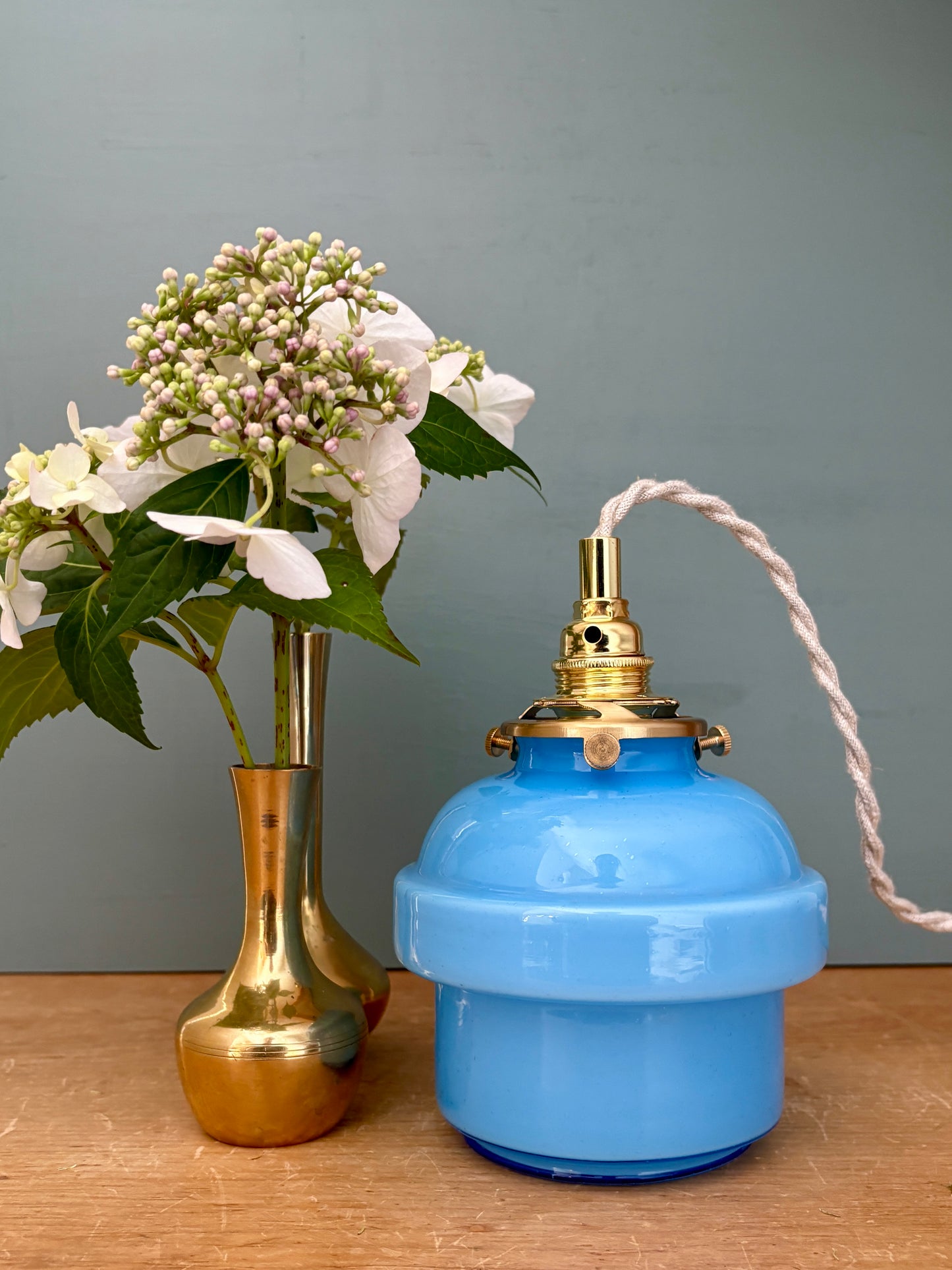 Suspension globe vintage en opaline bleue