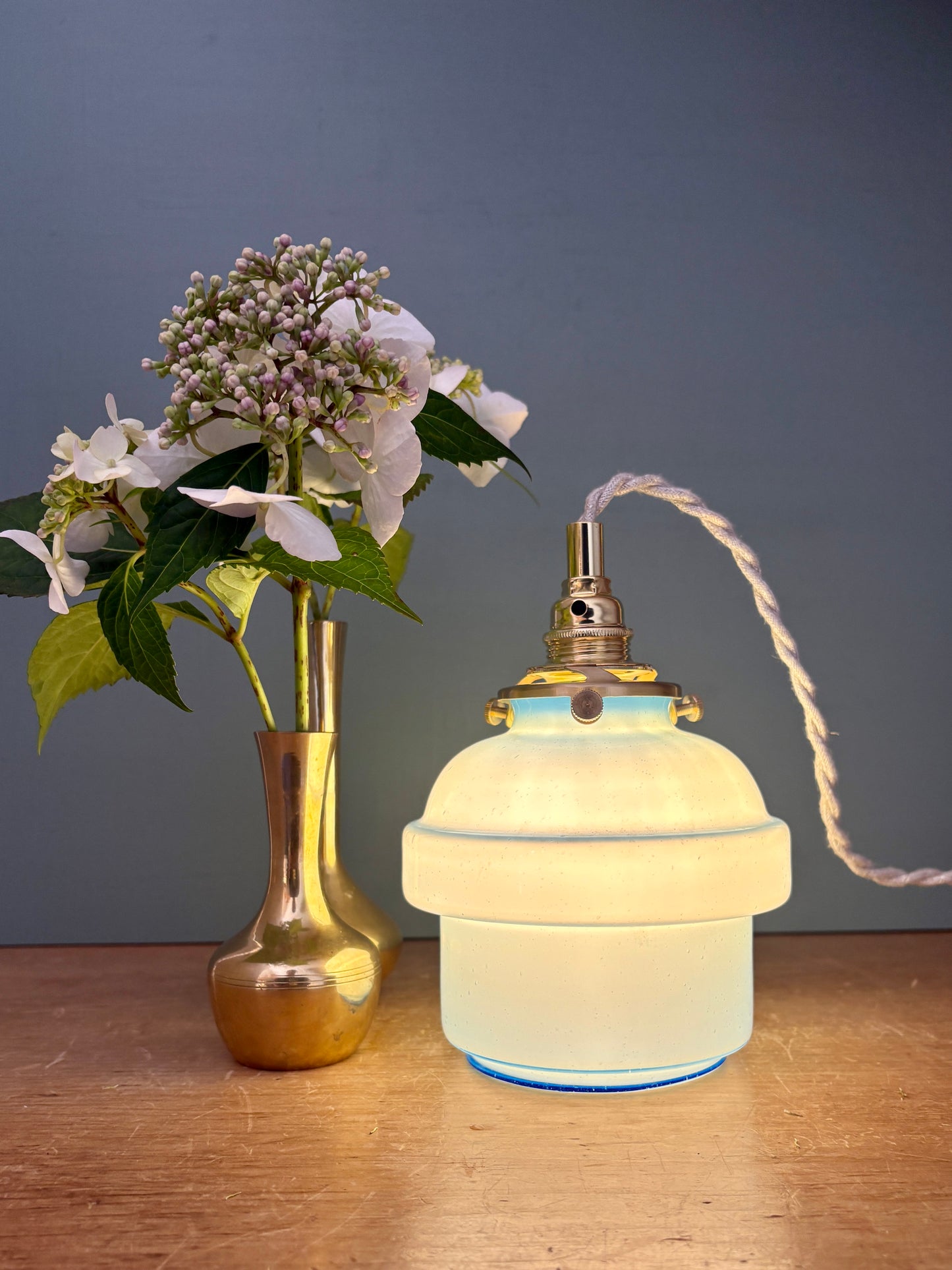 Suspension globe vintage en opaline bleue