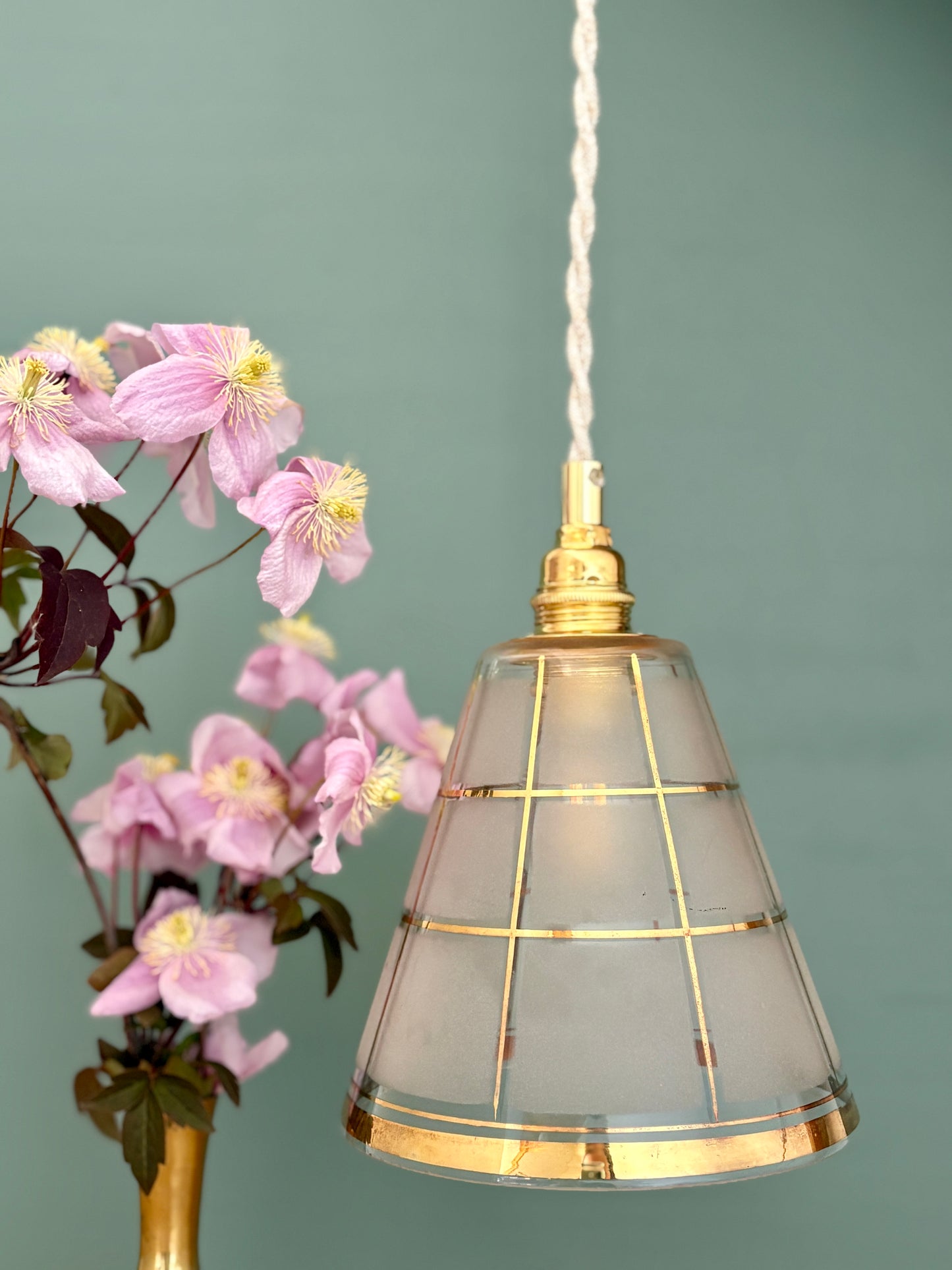 Suspension tulipe vintage en verre blanc et or