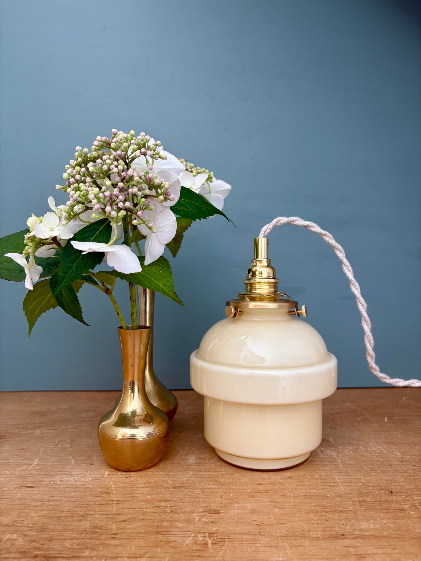 Suspension globe vintage en opaline jaune pâle