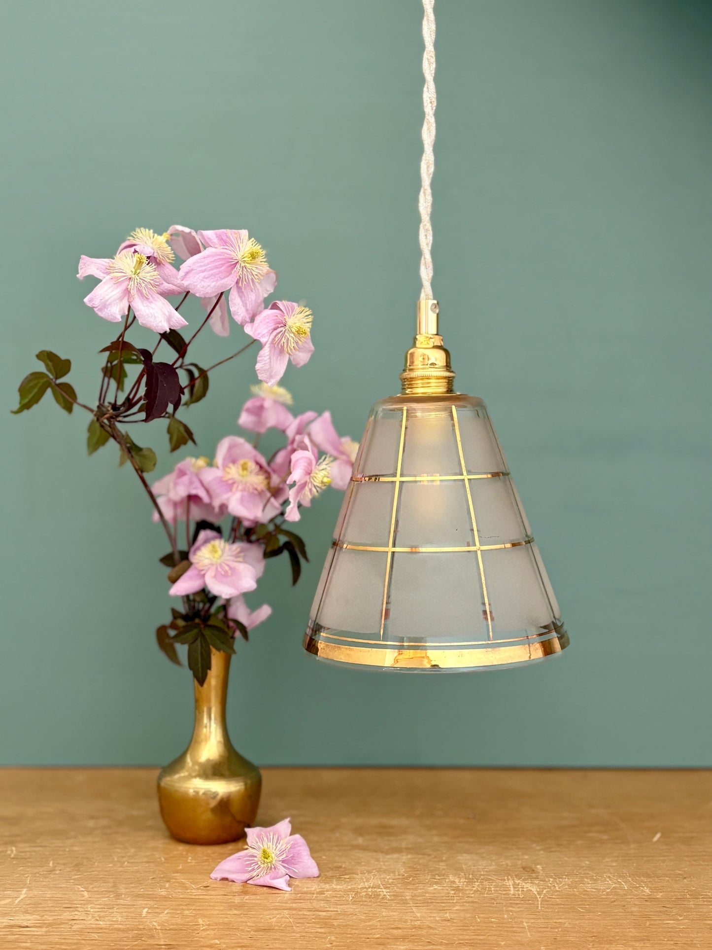 Suspension tulipe vintage en verre blanc et or
