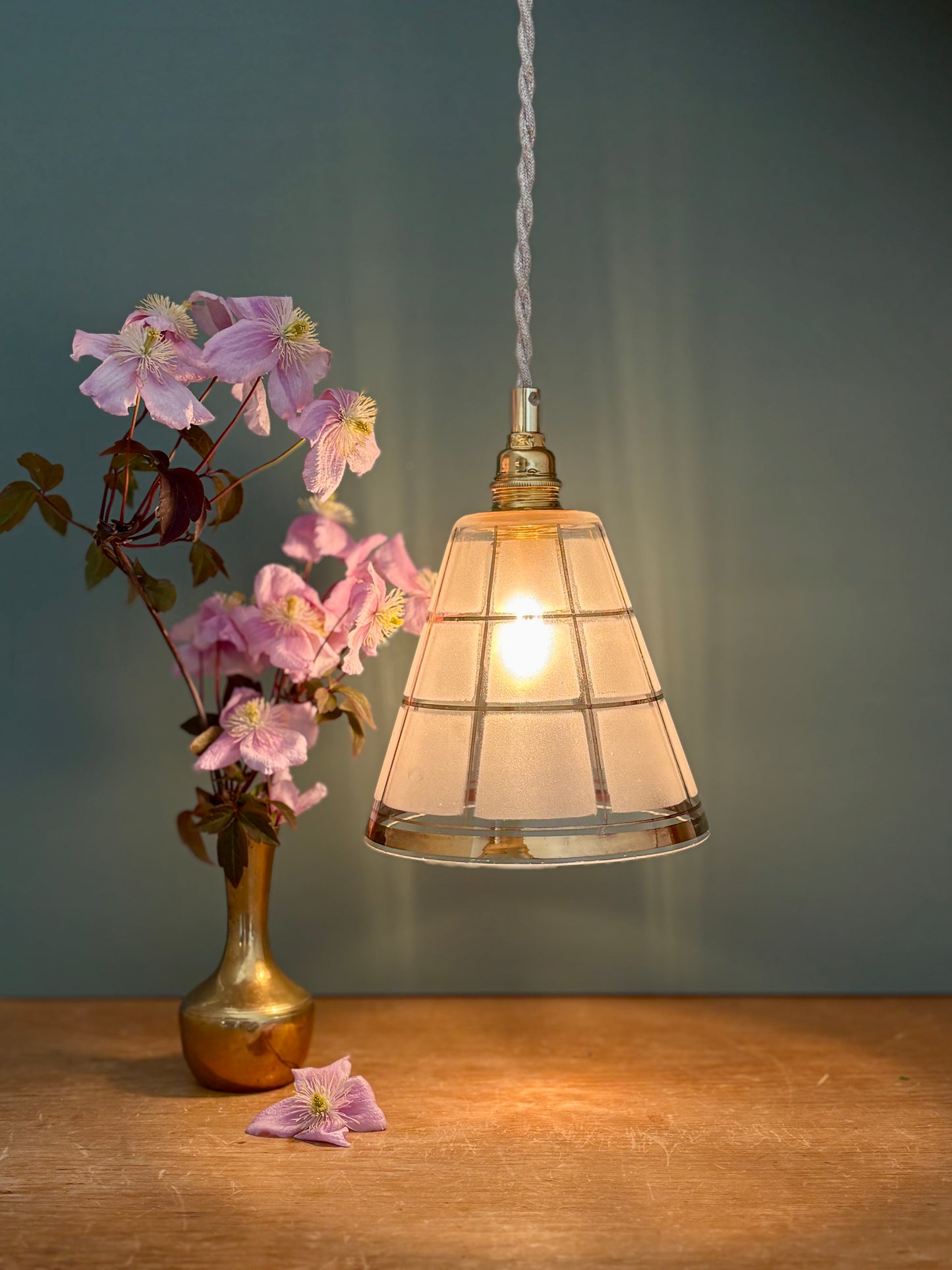 Suspension tulipe vintage en verre blanc et or