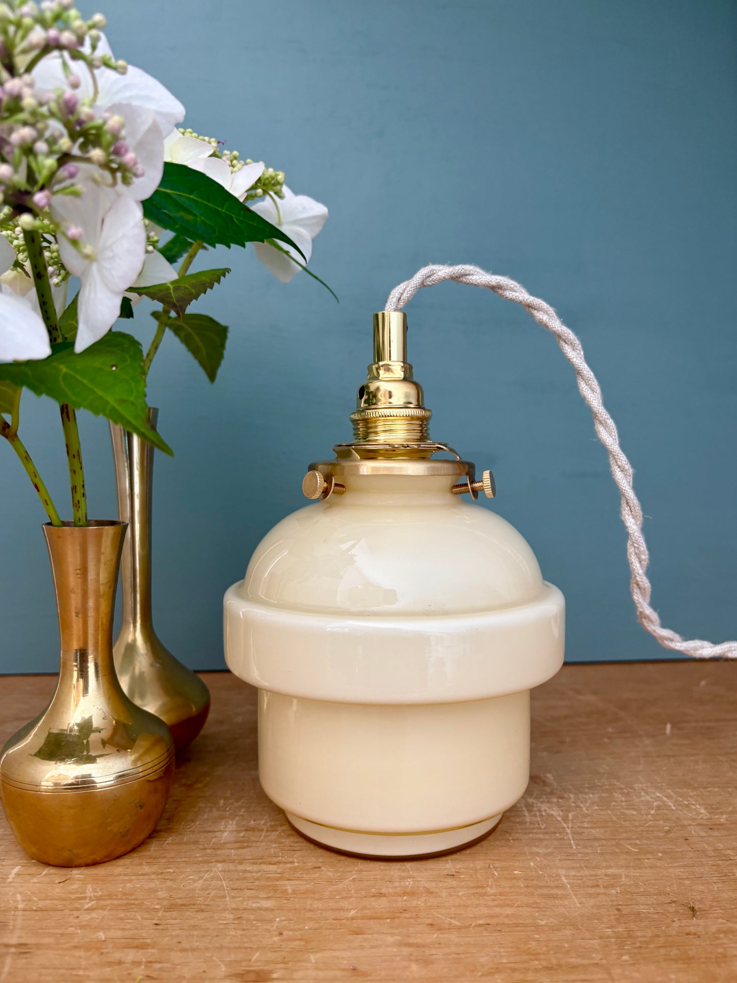 Suspension globe vintage en opaline jaune pâle