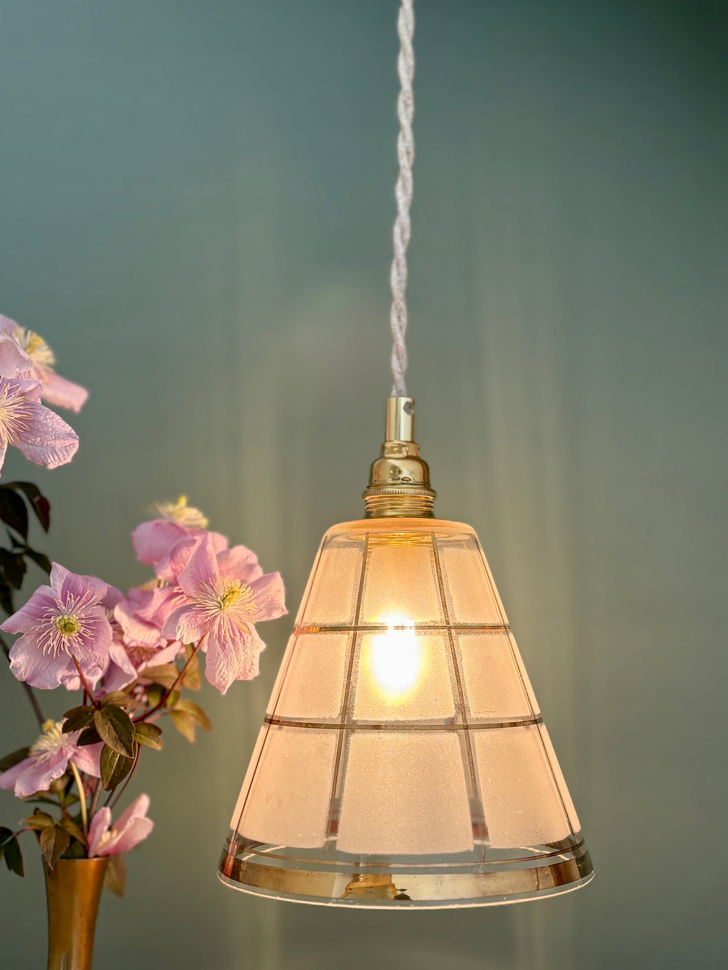 Suspension tulipe vintage en verre blanc et or
