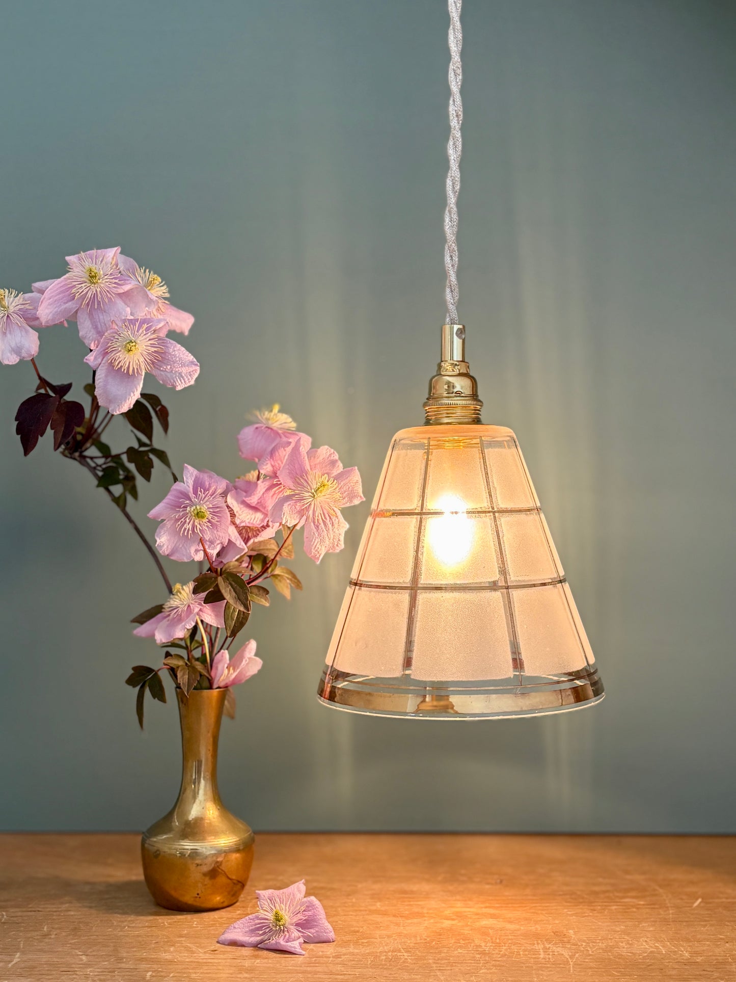Suspension tulipe vintage en verre blanc et or