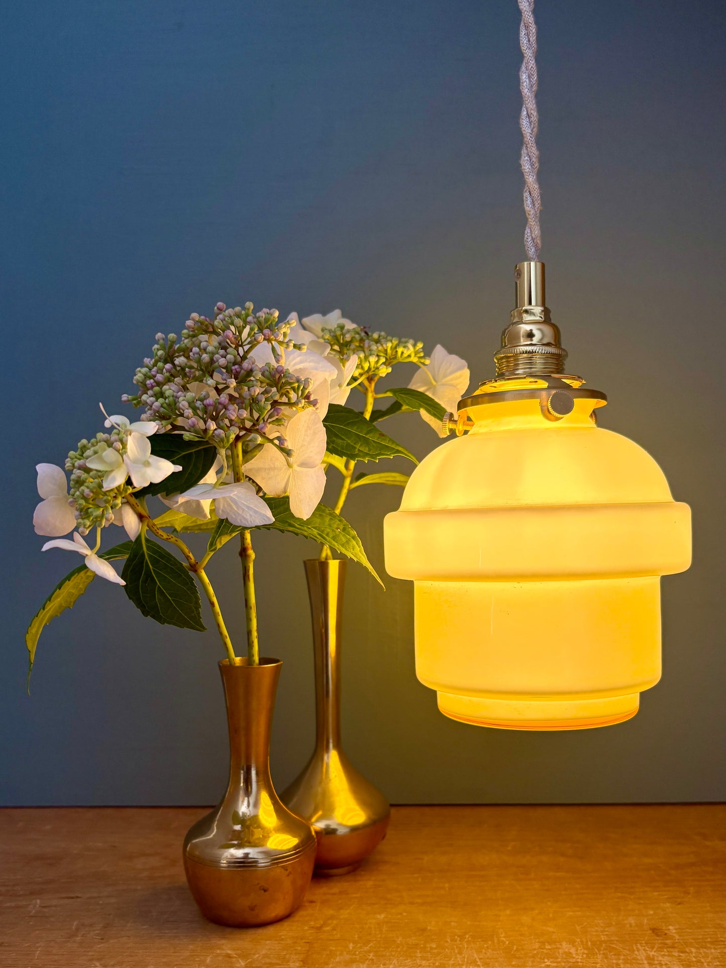 Suspension globe vintage en opaline jaune pâle