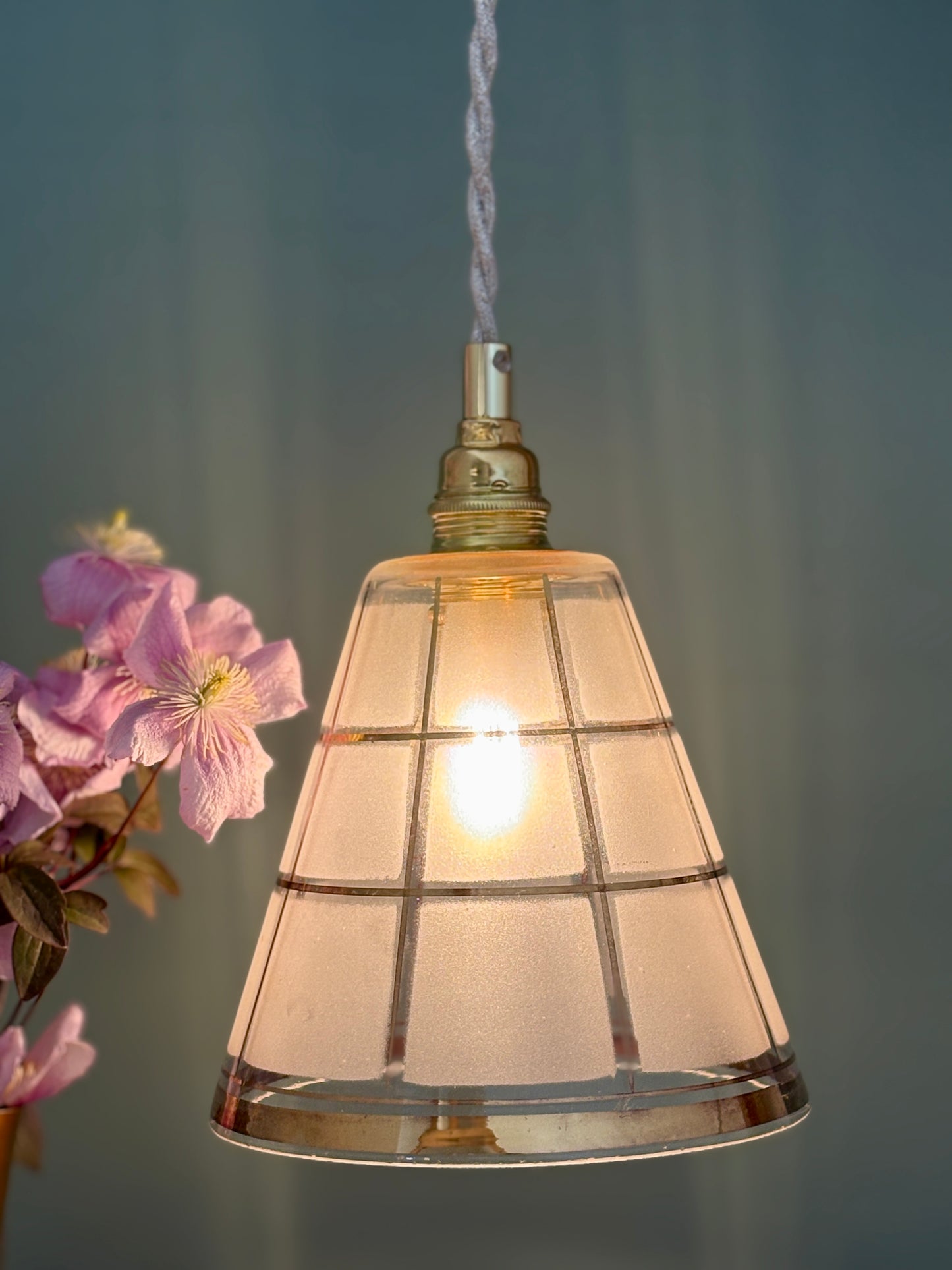 Suspension tulipe vintage en verre blanc et or