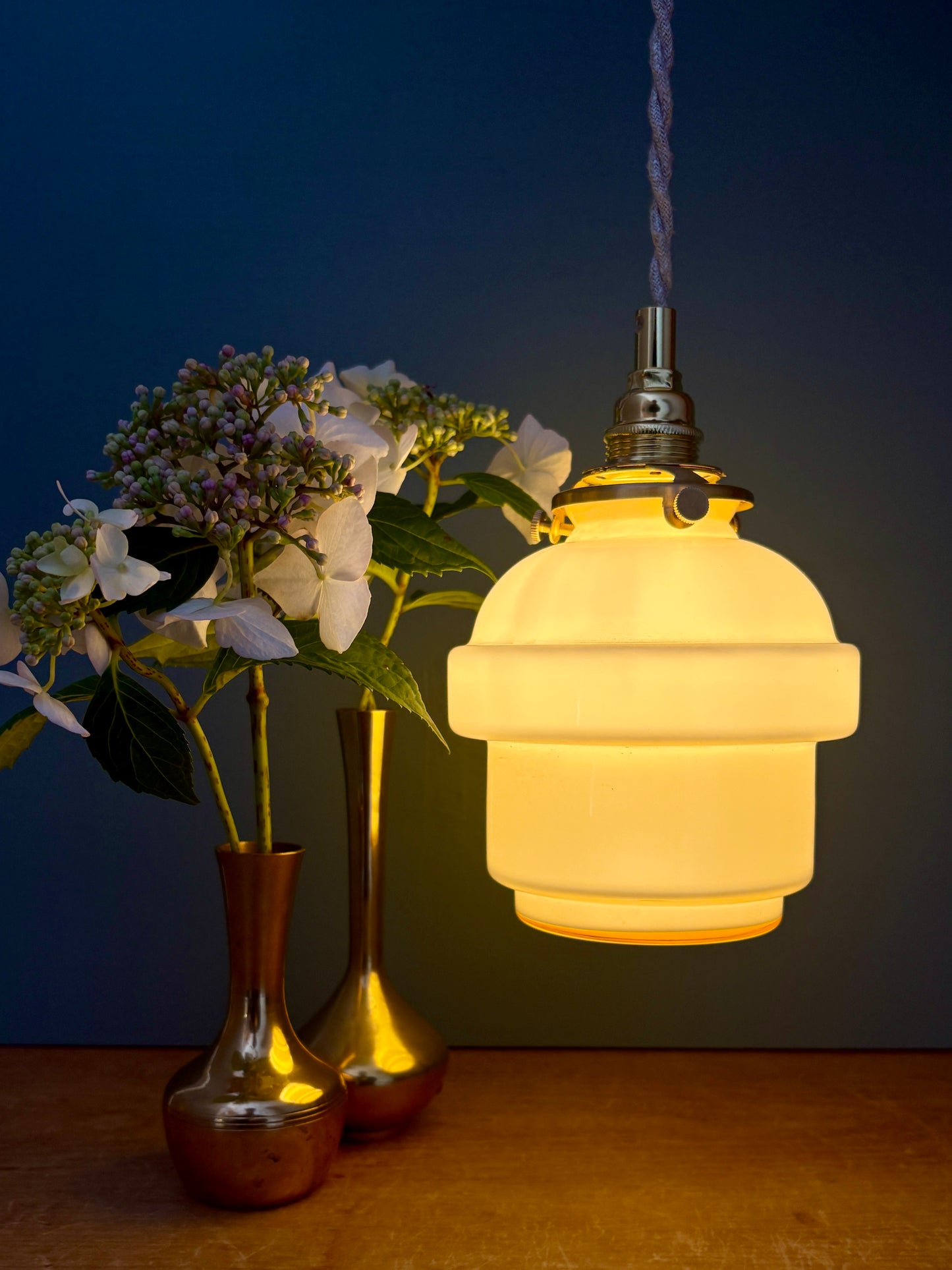 Suspension globe vintage en opaline jaune pâle